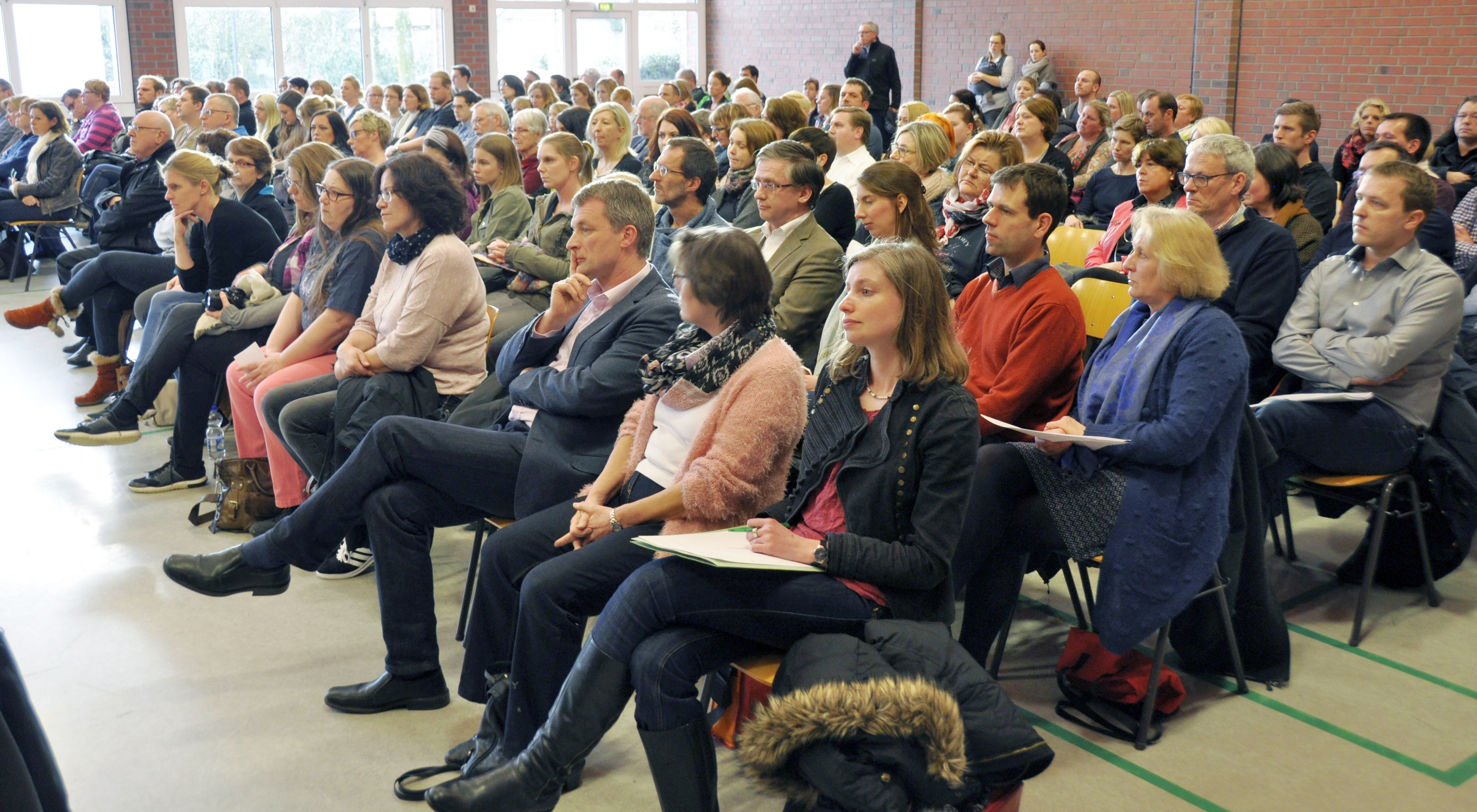 Mehr als 200 Besucher verfolgten die Sondersitzung des Rates, auch Ex-Bürgermeister Theo Brauer war dabei.