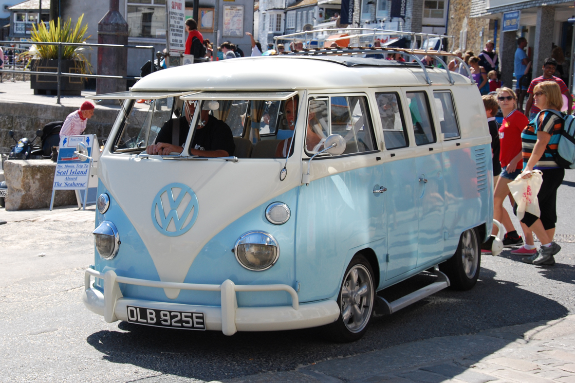 Der VW Bulli gehört in allen Variationen zu Cornwell.