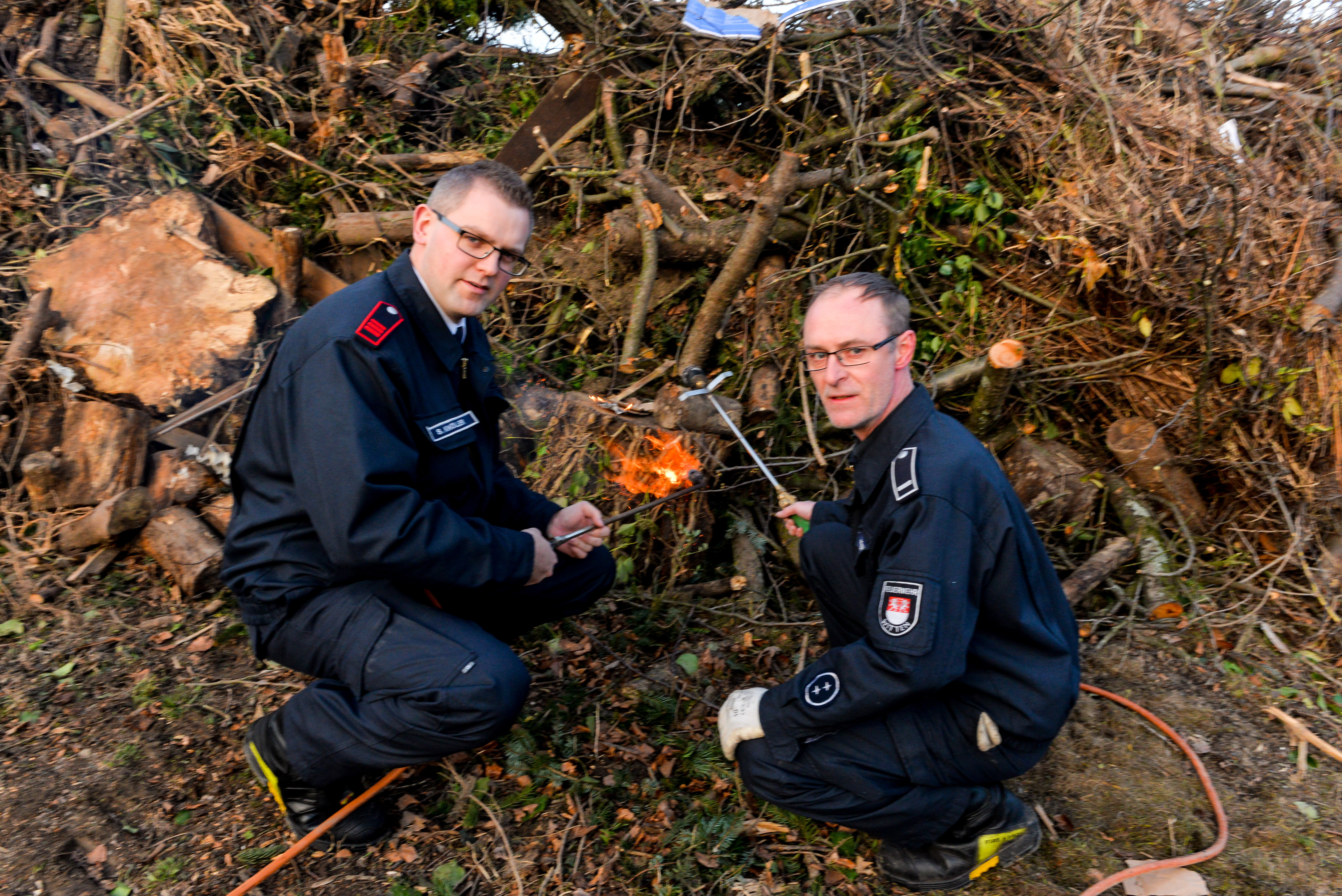 In aller Regel löschen die beiden ein Feuer, die Vorsitzenden des Fördervereins der Bommerholzer Wehr Stefan Knöller (l.) und Andre Meyer auf der Heide, und zünden es nicht an, wie hier das traditionelle Osterfeuer in Bommerholz.Foto: privat
