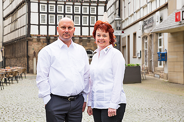 Heike Ciobanu und Martin Kuhlmann aus dem Kundenzentrum der Stadtwerke am Obermarkt. Kristin Berenguel-Gomez fehlt. Foto: Stadtwerke