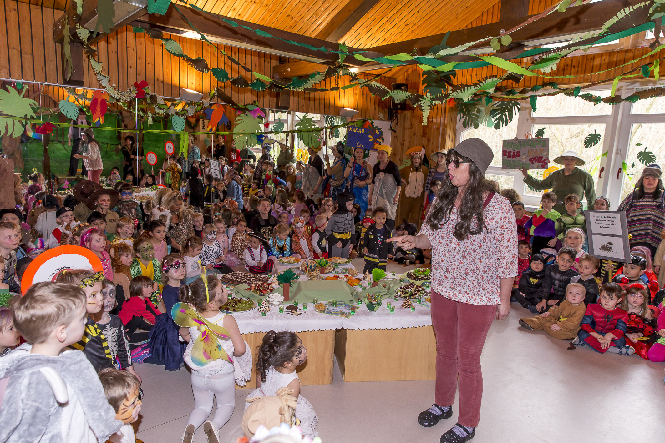 Gebannt lauschten die Kinder und ihre Eltern der Spielgeschichte rund ums Leben in den Dschungeln dieser Welt.