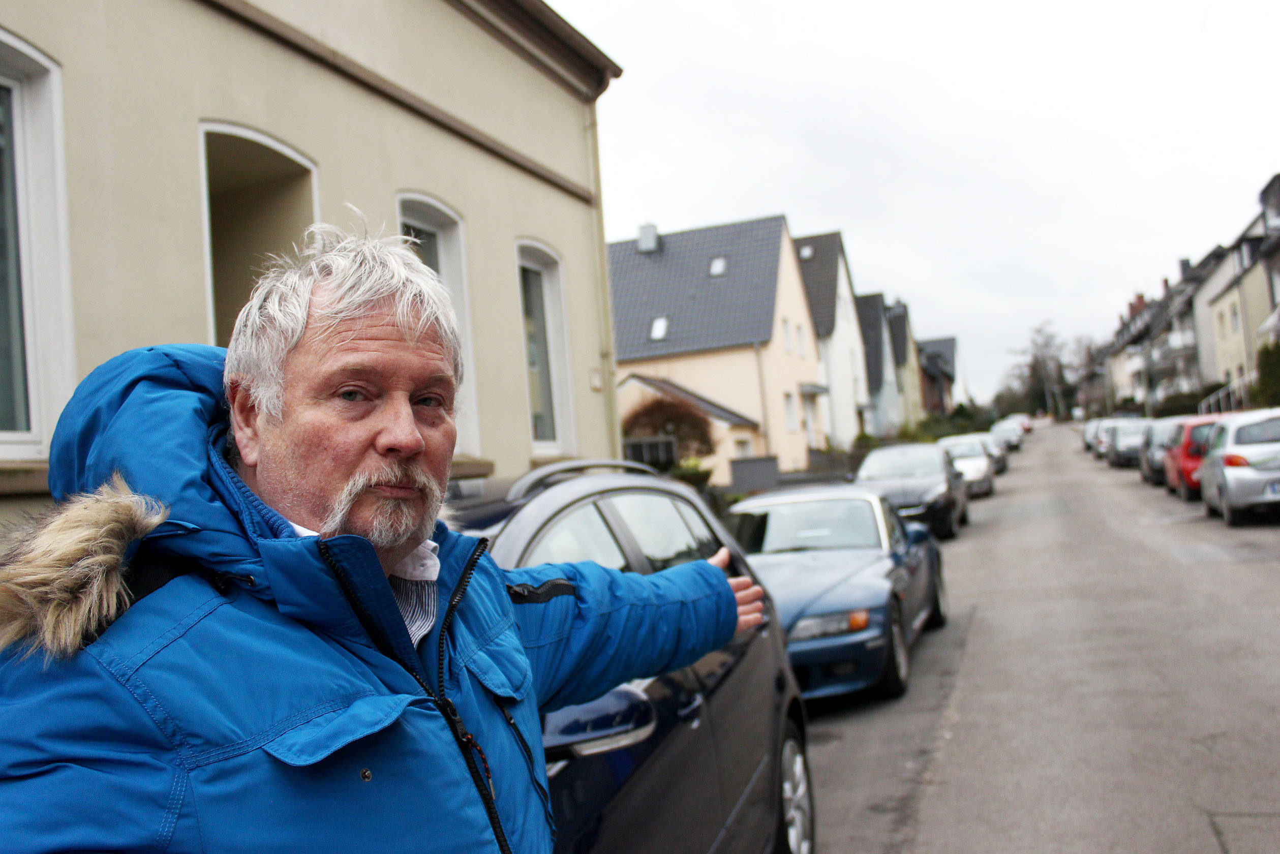 Keine Lösung in Sicht? Anwohner Thomas Klein bemängelt das zweigleisige Parken auf der Altstraße. Fotos: Müller