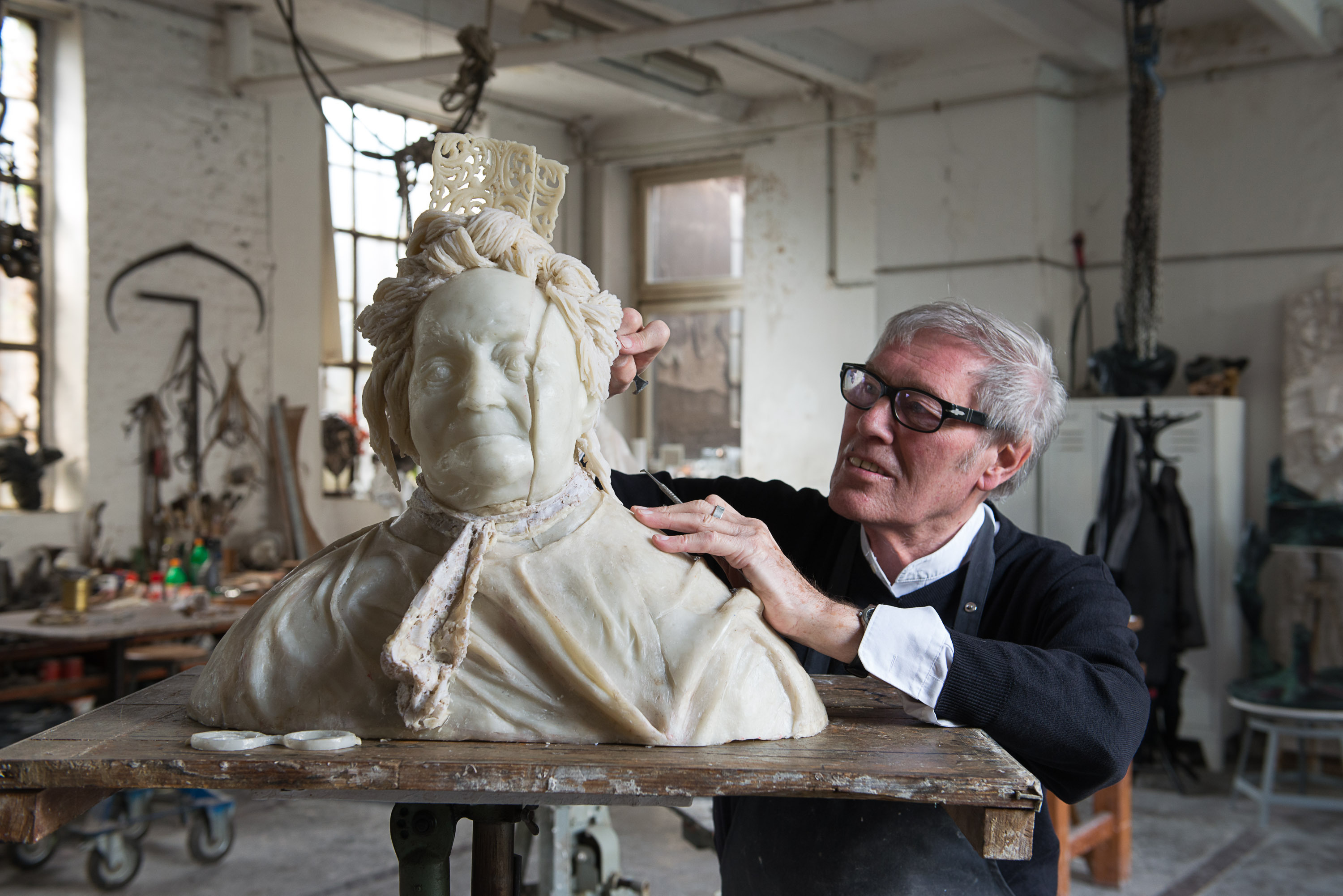 Bildhauer Bert Gerresheim bei der Arbeit.