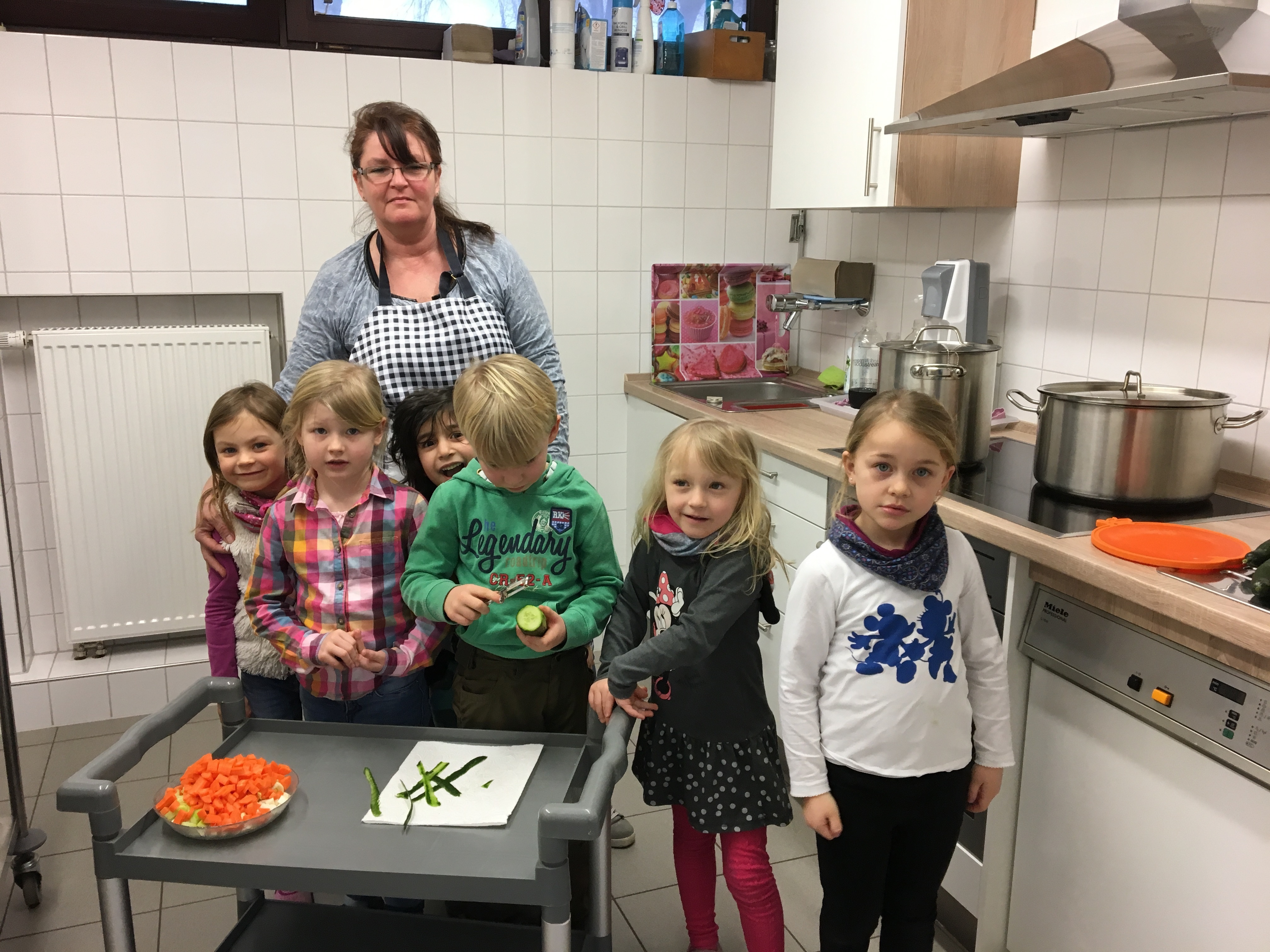 Vom Tisch decken bis hin zu Wünschen bei der Speiseplangestaltung, die Kinder werden in jeden Schritt einbezogen.