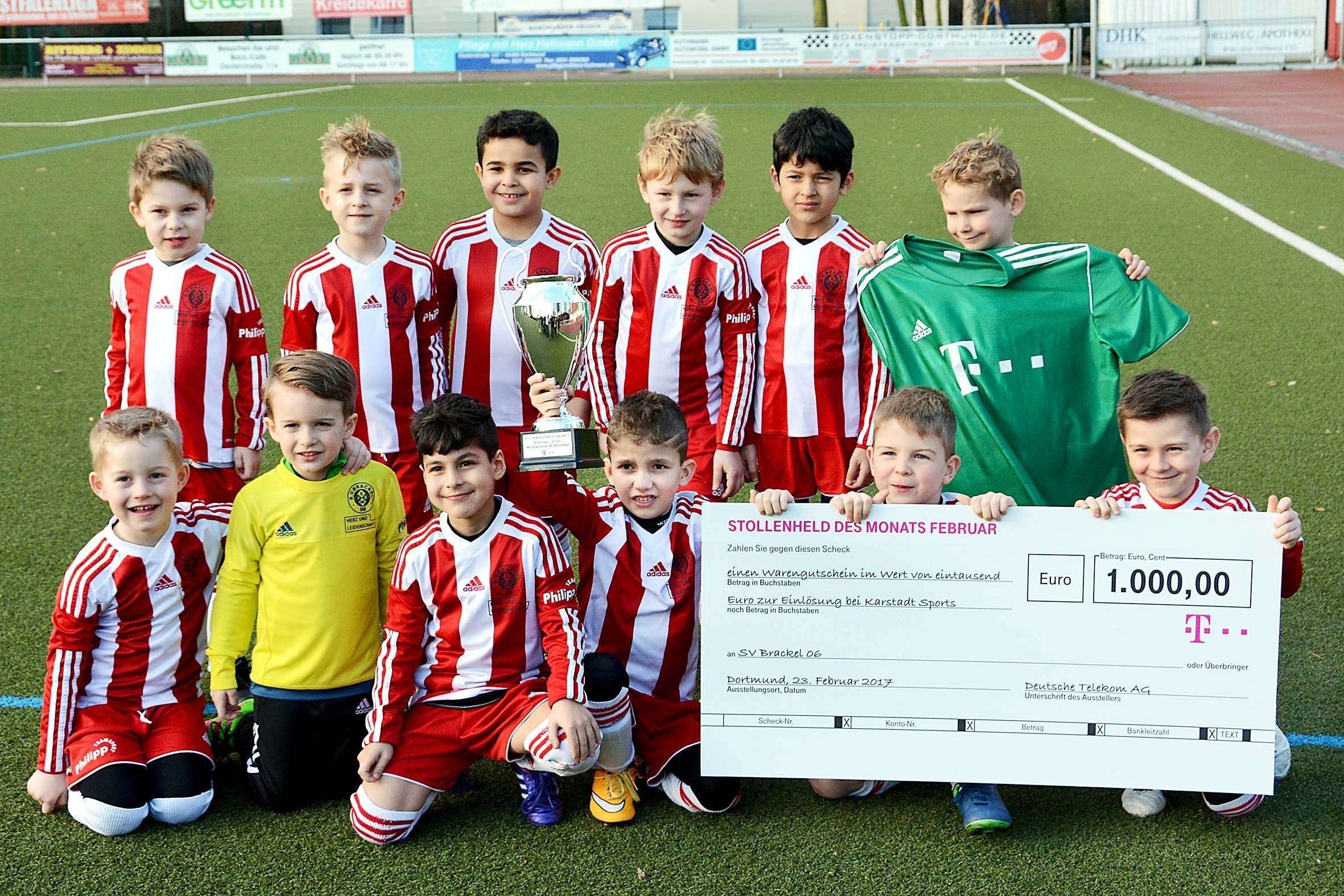 Der Stollenheld zeigt stolz seinen Pokal: Mohameds goldenes Tor bescherte seiner Mannschaft einen neuen Trikotsatz sowie weitere Preise im Wert von 1.000 Euro für den ganzen Verein.