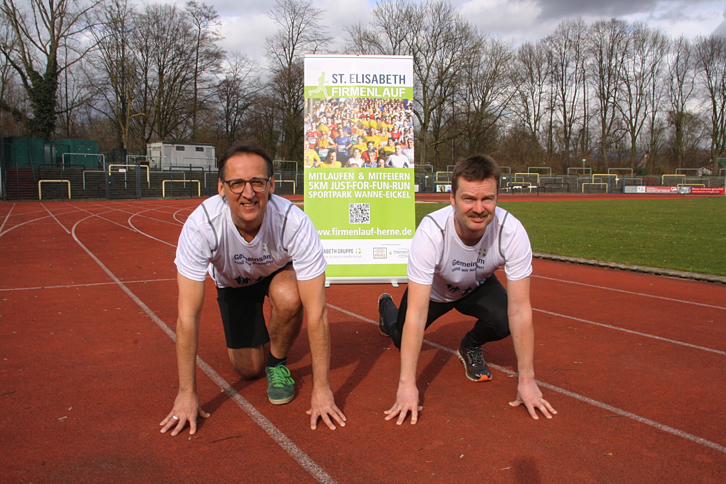 Am 22. Juni findet der St. Elisabeth Firmenlauf im Sportpark Wanne statt. Henning Prinz (l.) von der Veranstaltungsagentur Prinz und Michael Roettger, Mitglied der Geschäftsleitung der St. Elisabeth Gruppe, sind bereits startklar.