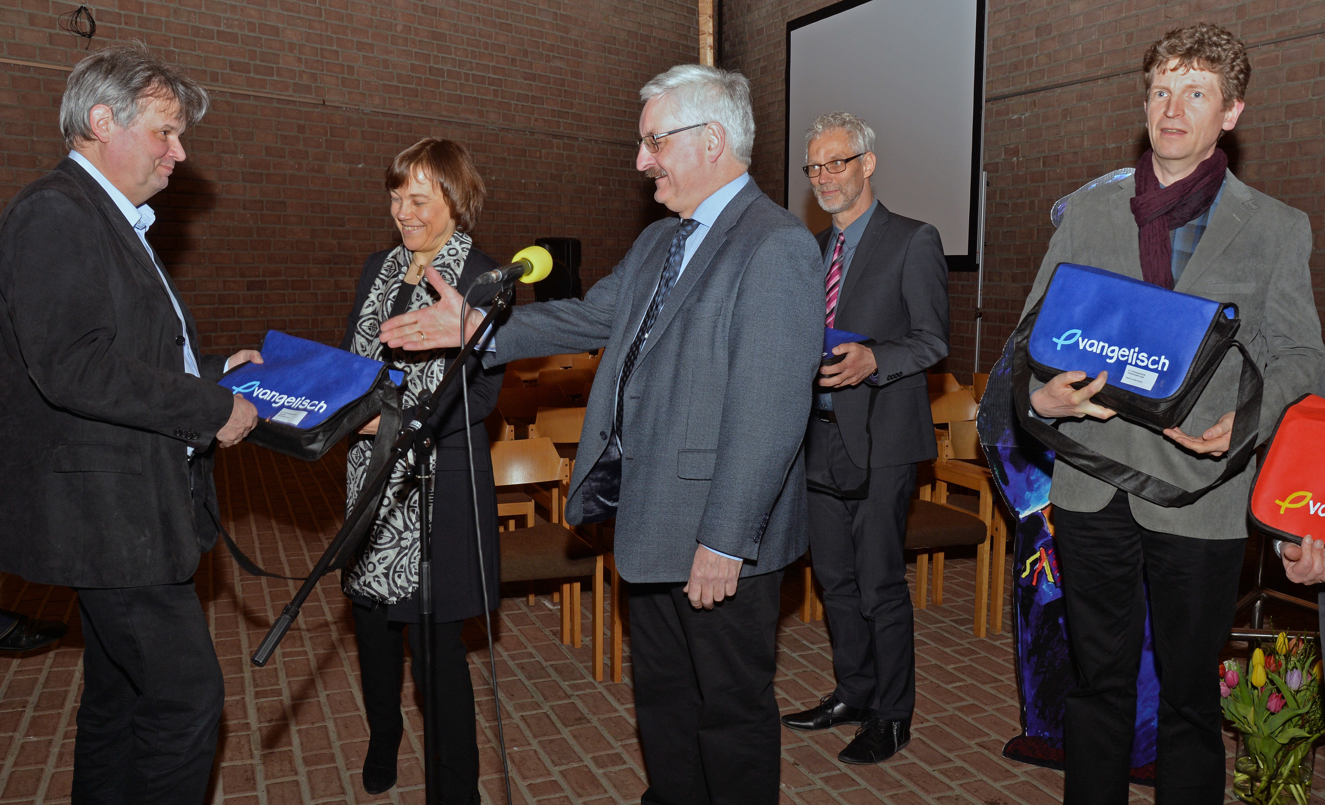 Übergabe der Altarbibeln an die Dorstener Kirchengemeinden (v.l.): Pfr. Karl-Erich Lutterbeck, EKG Dorsten,Präses Annette Kurschus, Superintendent Dietmar Chudaska, Pfr. Miachel Laage, EKG Hervest-Wulfen und Pfr. Dr. Andreas Deppermann EKG Holsterhausen.