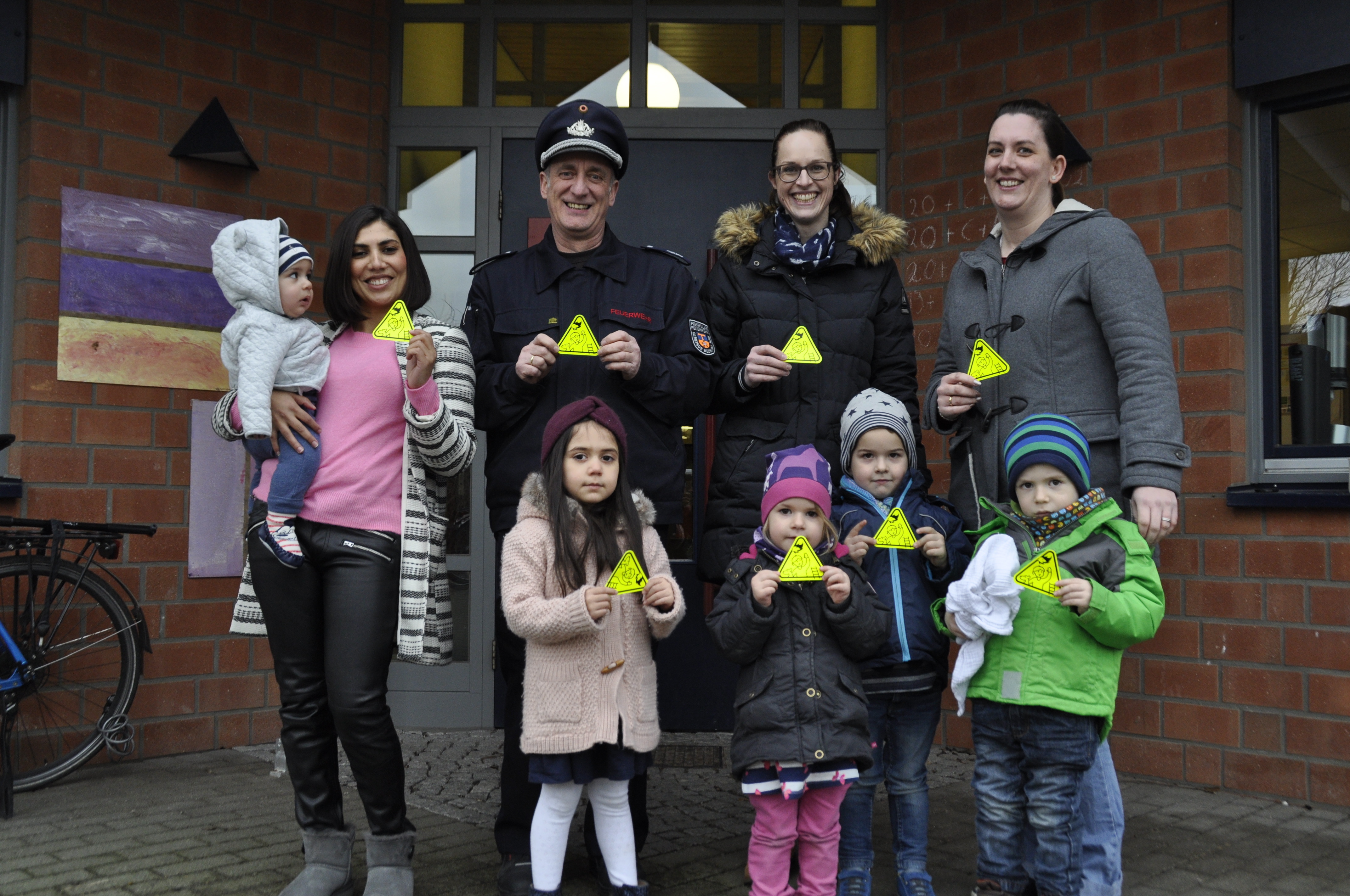 Die Freiwillige Feuerwehr Bedburg-Hau und der Förderverein der Kita "Lebensbaum" verteilen gemeinsam Kinderfinder. Der Leiter der Feuerwehr, Stefan Veldmeijer, freut sich auf die gemeinsame Aktion.