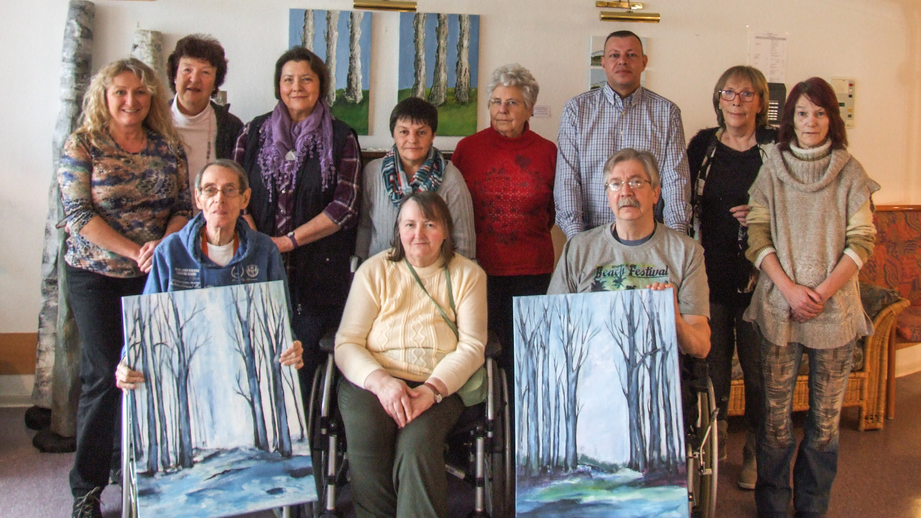 Mit den Montagsmalern präsentieren sich Projektleitung Silvia Straube Holbach, Renate Neubauer, Brunhilde Krieger, Elisabeth Kuczka, Sigrid Stichling, Einrichtungsleiter der Seniorenresidenz Thomas Loschinski, Regina Klute, Ute Schnieder.