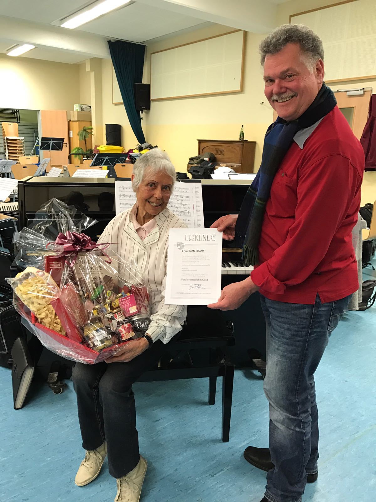 Jutta Brahm (links) freute sich über die Ehrung zum 50-jährigen Jubiläum im Akkordeon-Orchester.