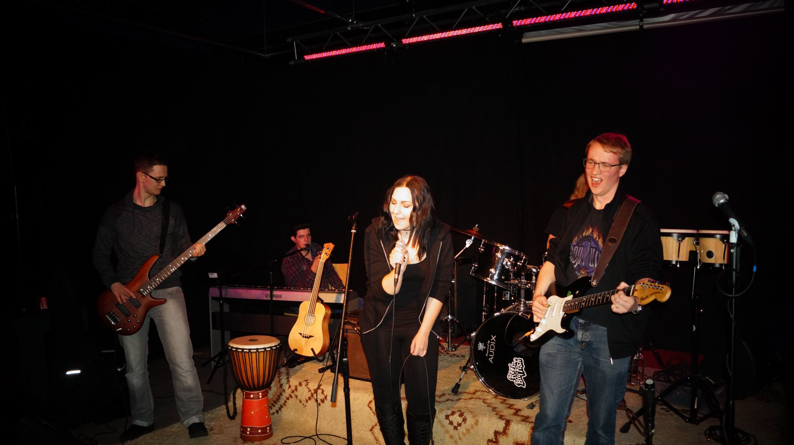 Zum Verfügung stehen den Musikern eine Gitarrenbox und Topteil, Bassverstärker, Schlagzeug und Mikrofone die Standard gemäß aufgebaut sind. Foto: privat