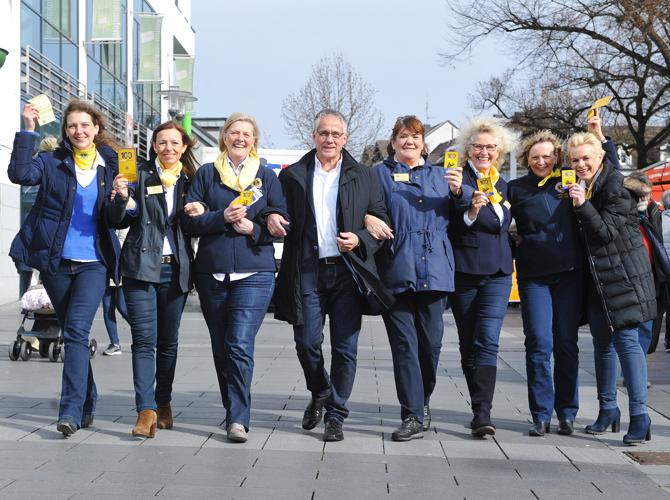 Angela Block, Sabine Wegner-Ehninger, Karin Rohrbeck, Bürgermeister Frank Schneider, Marion Diedrich, Ursula Maile, Hanne Mogge und Anne Sroka-Johann (v.l.) bei der Aktion "Lady Lions wandern nach Berlin".Foto: MdC