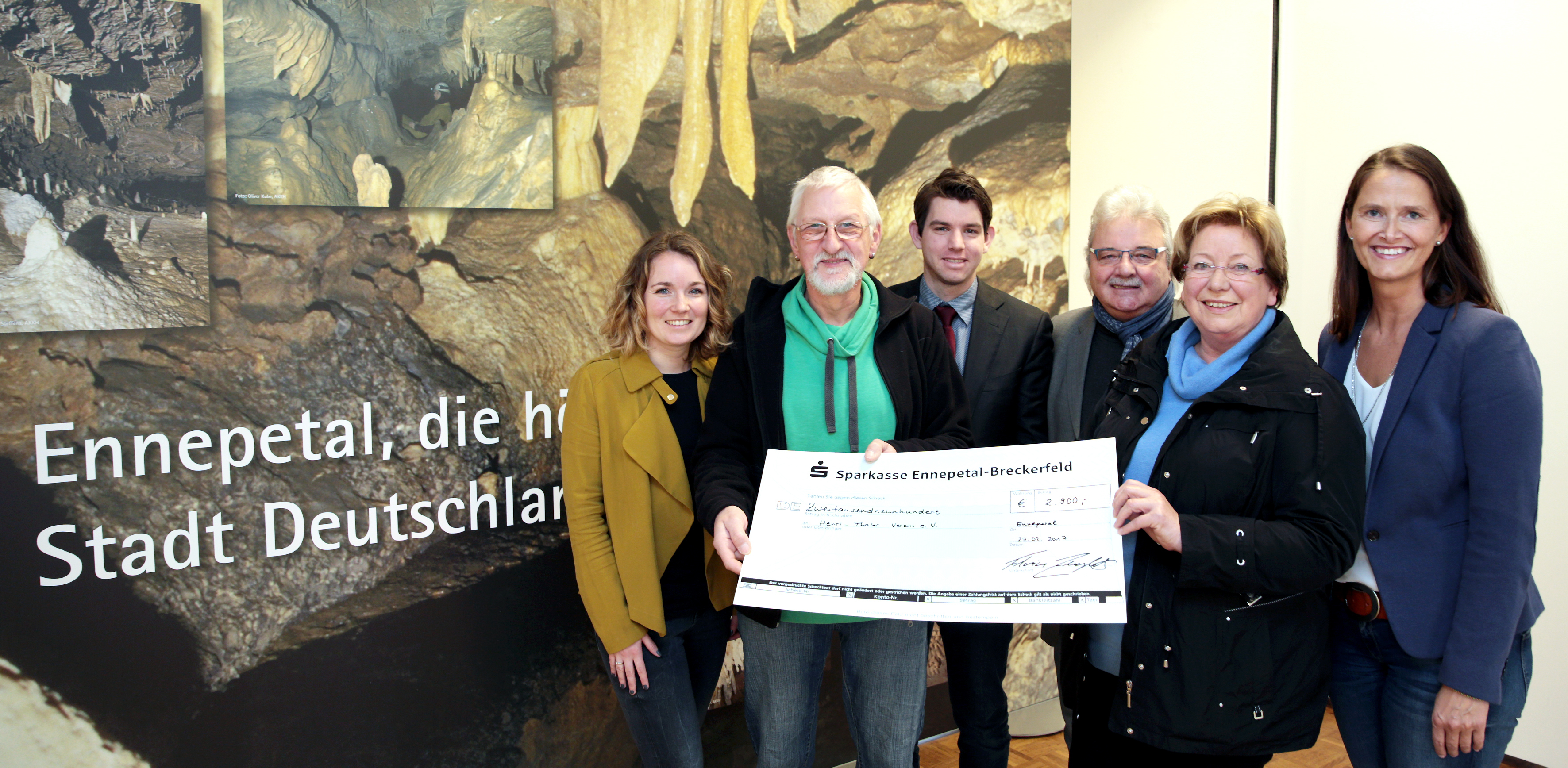 Das Foto zeigt (v.li.) Lena Siegel (Kluterthöhlen- und Freizeit GmbH), Veranstalter Bernhard Mielchen, Florian Englert (Kluterthöhlen-Geschäftsführer), Volker Rauleff (Aufsichtsrat), Edda Eckhardt (Vorsitzende des Thaler-Vereins) und Bürgermeisterin Imke Heymann.
