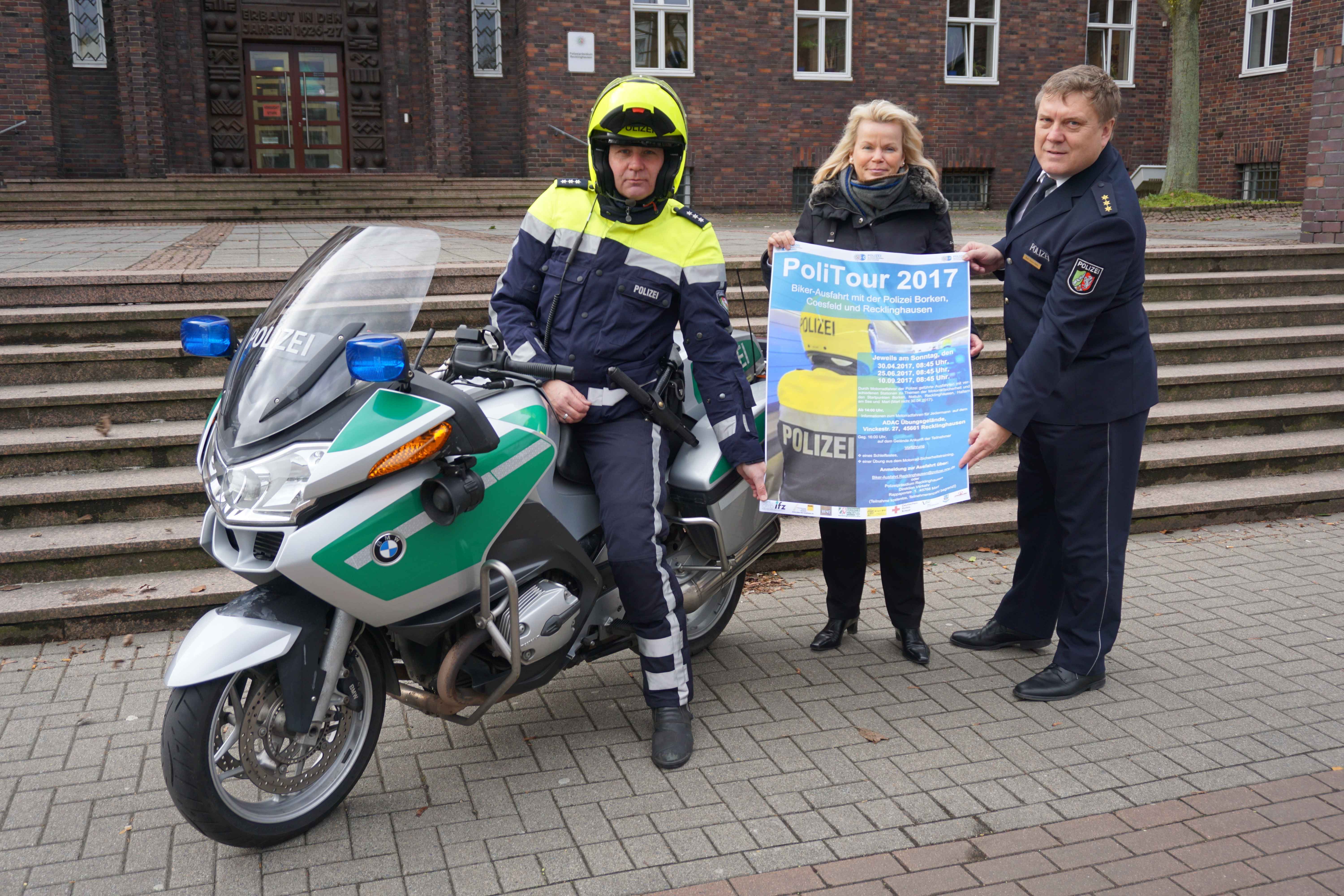 Kradfahrer Michael Imkamp, Polizeipräsidentin Friederike Zurhausen und der Leiter der Direktion Verkehr Karl-Heinz Henn.