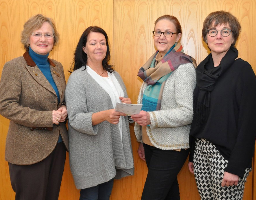 2.000 Euro hatten Kathrin Groddeck (SI-Club Victoria) (l.), Sabine Reimann (SI-Club Essen-Süd) (3. v. l.) und Dr. Karin Kolb (SI-Club Essen) (r.) mit ihrer Benefizveranstaltung eingenommen. Das Geld überreichten sie nun an Angela Schneider (2. v. l.) vom Essener Frauenhaus. Foto: Christiane von der Burchard-Hobe