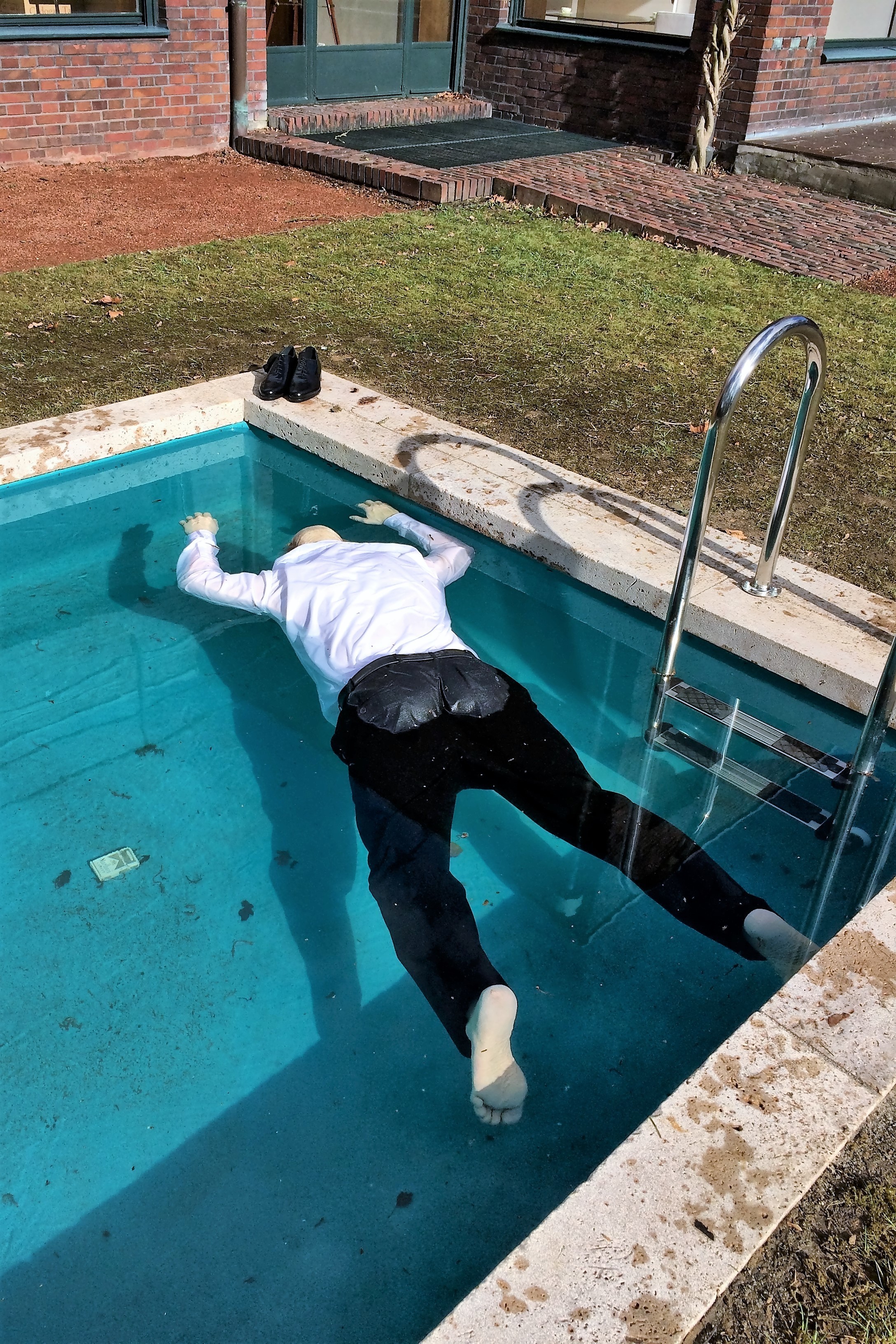 Leiche im Swimmingpool Im Garten von Haus Lange
