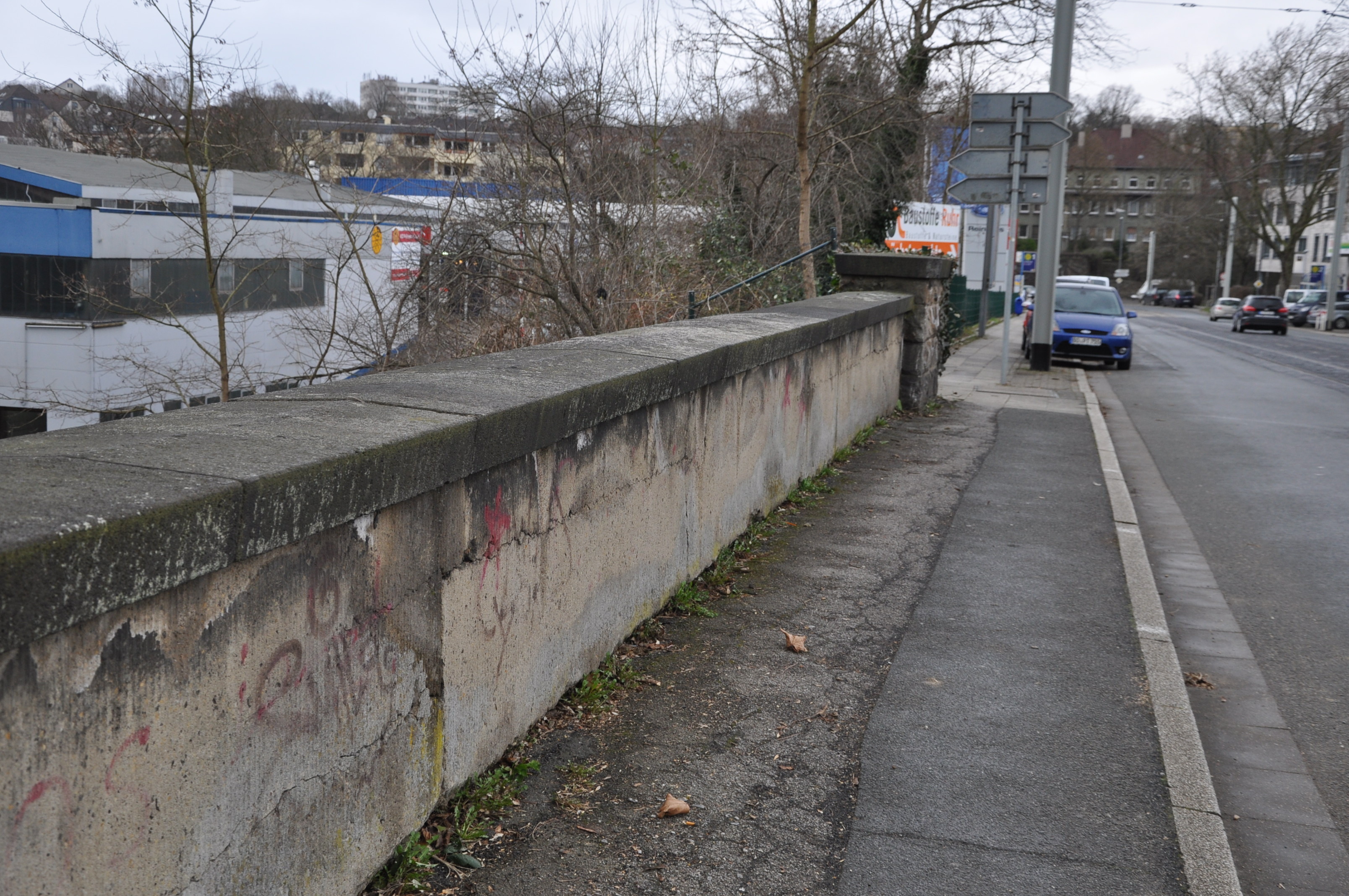 Der Brücke über die Gruga-Trasse sieht man ihr Alter deutlich an. Sie soll jetzt abgerissen und neu errichtet werden.
Der Verkehr bleibt einspurig erhalten. Fotos: P. de Lanck