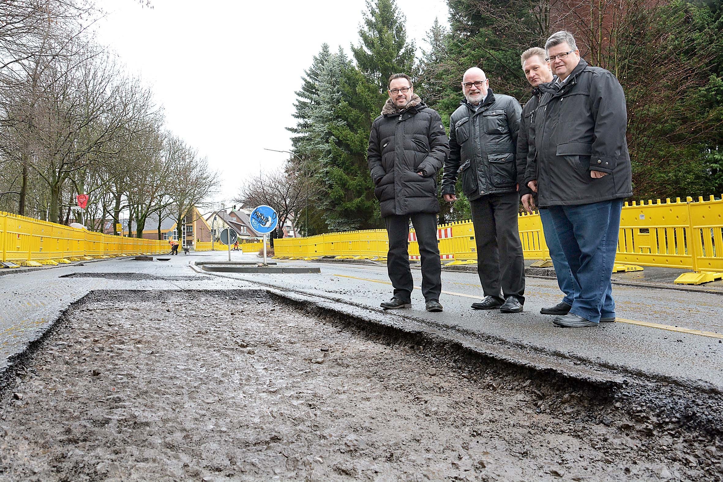 Das Lob der örtlichen CDU-Politikvertreter Werner Gollnick (l.) und Jürgen Focke (r.) nahmen Ulrich Finger (2.v.l., Bereichsleiter Straßen Unterhaltung) und Karl-Hermann Pofalla (Tiefbauamt) an der Baustelle Flemerskamp erfreut entgegen.
