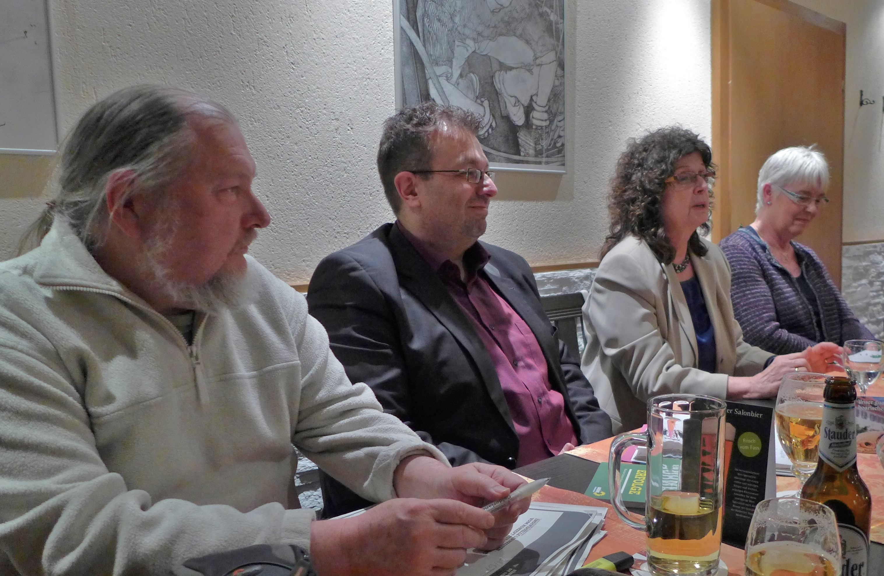 Während der G8/G9-Debatte im Haus Reichwein in Überruhr: Walter Wandtke; Mehrdad Mostofizadeh;Gabriele von Heymann; Ulrike Pelikan