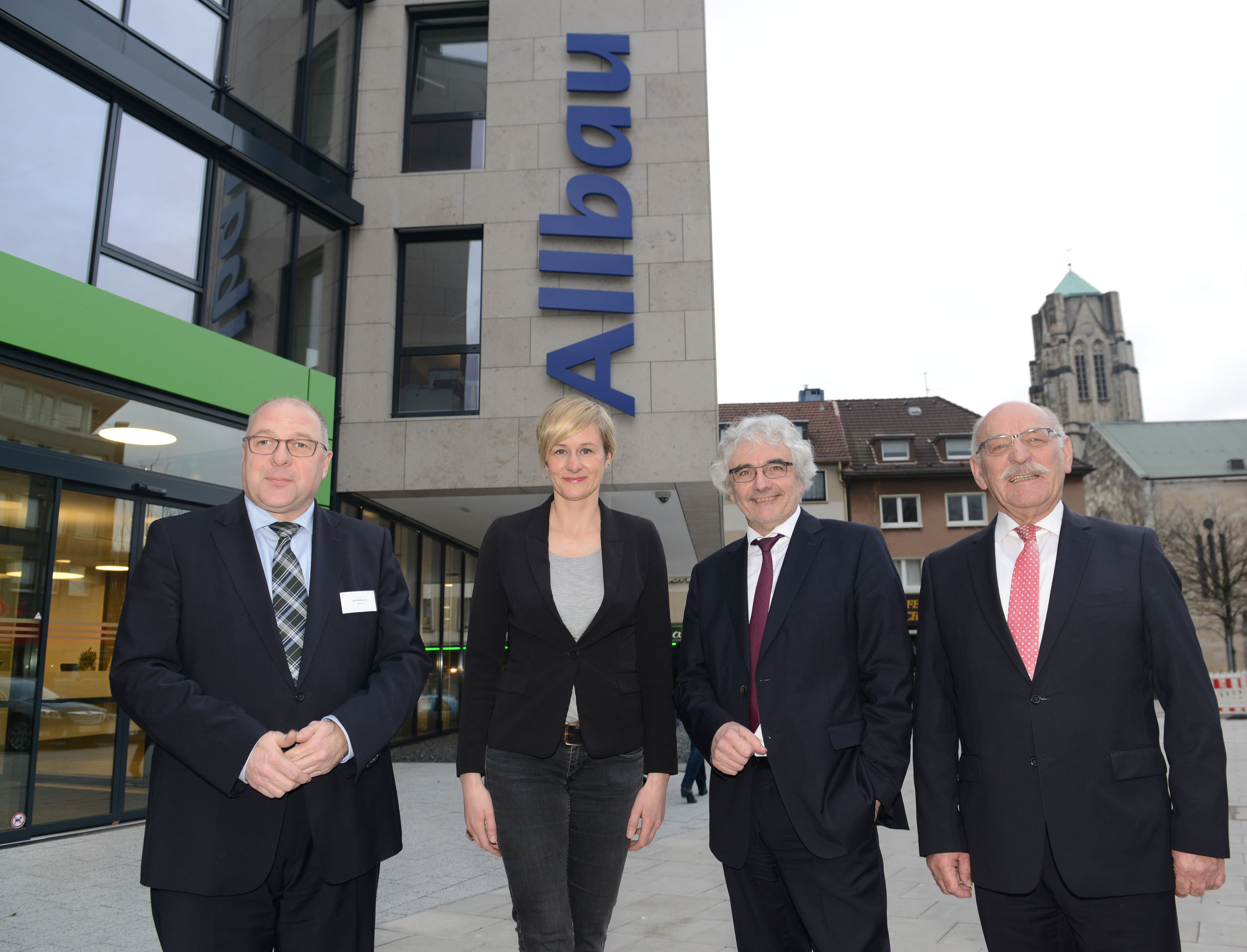 Allbau-Geschäftsführer Dirk Miklikowski, Ministerin Christina Kampmann, Andreas Bomheuer und Rudolf Jelinek vor der neuen Allbau-Zentrale. Foto: Stadt Essen