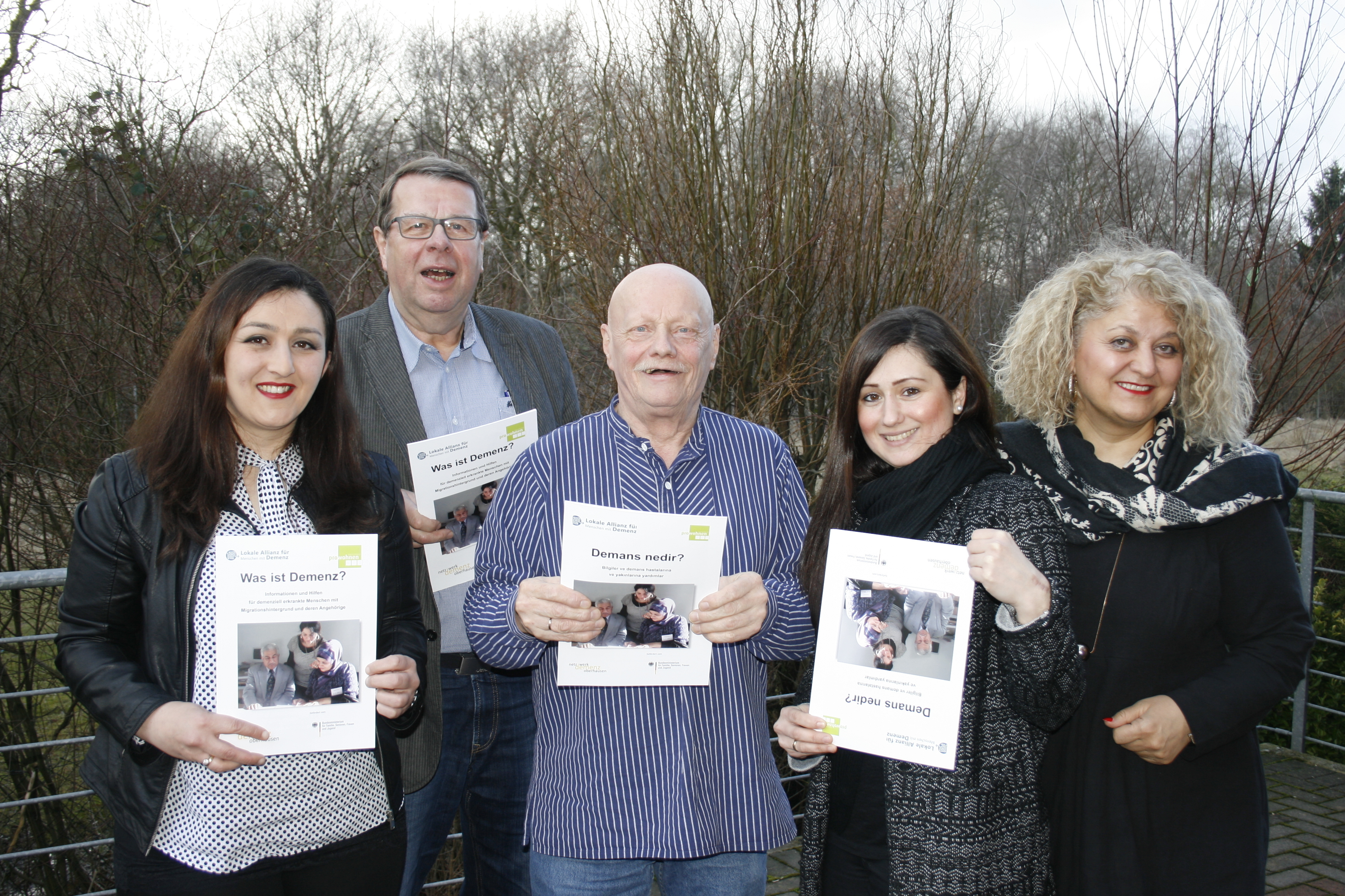 Auf dem Foto sind zu sehen (von links nach rechts): Meryem Kublay (Mitarbeiterin von pro wohnen), Hans-Georg Poß (Vorsitzender von pro wohnen), Holger Eichstedt (Vorsitzender Netzwerk Demenz Oberhausen), Nurgül Aytekin (Mitarbeiterin pro wohnen) und Nese Özcelik (Geschäftsführung pro wohnen). Foto: privat