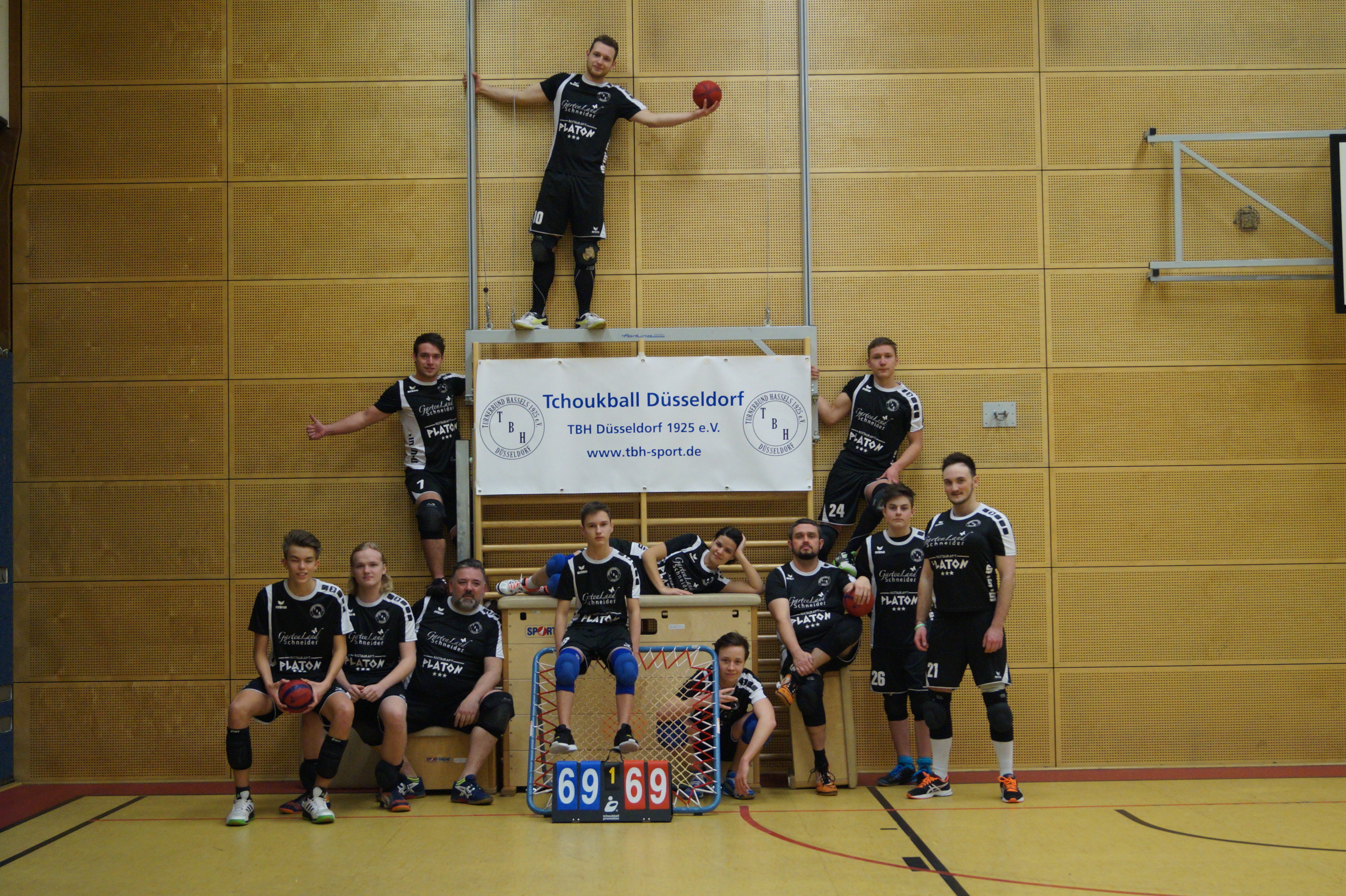 Das Team des Turnerbund Hassels besteht aus der siebenköpfigen Stammformation: Rebecca Langegger (33), Kevin Matuschek (22), Alex Zoch (16), Paul Heinrichs (39), Mauro (15), Lino (25) und Luca (21) van Noppen sowie den Auswechselspielern Michael Thiet (48), Filipp Gies (14), Fabian Mertens (15), Tore Jung (16) und Luca Engelen (15). Als Teambetreuer fahren Jens Gies und Sylvia Zoch mit nach Weimar.