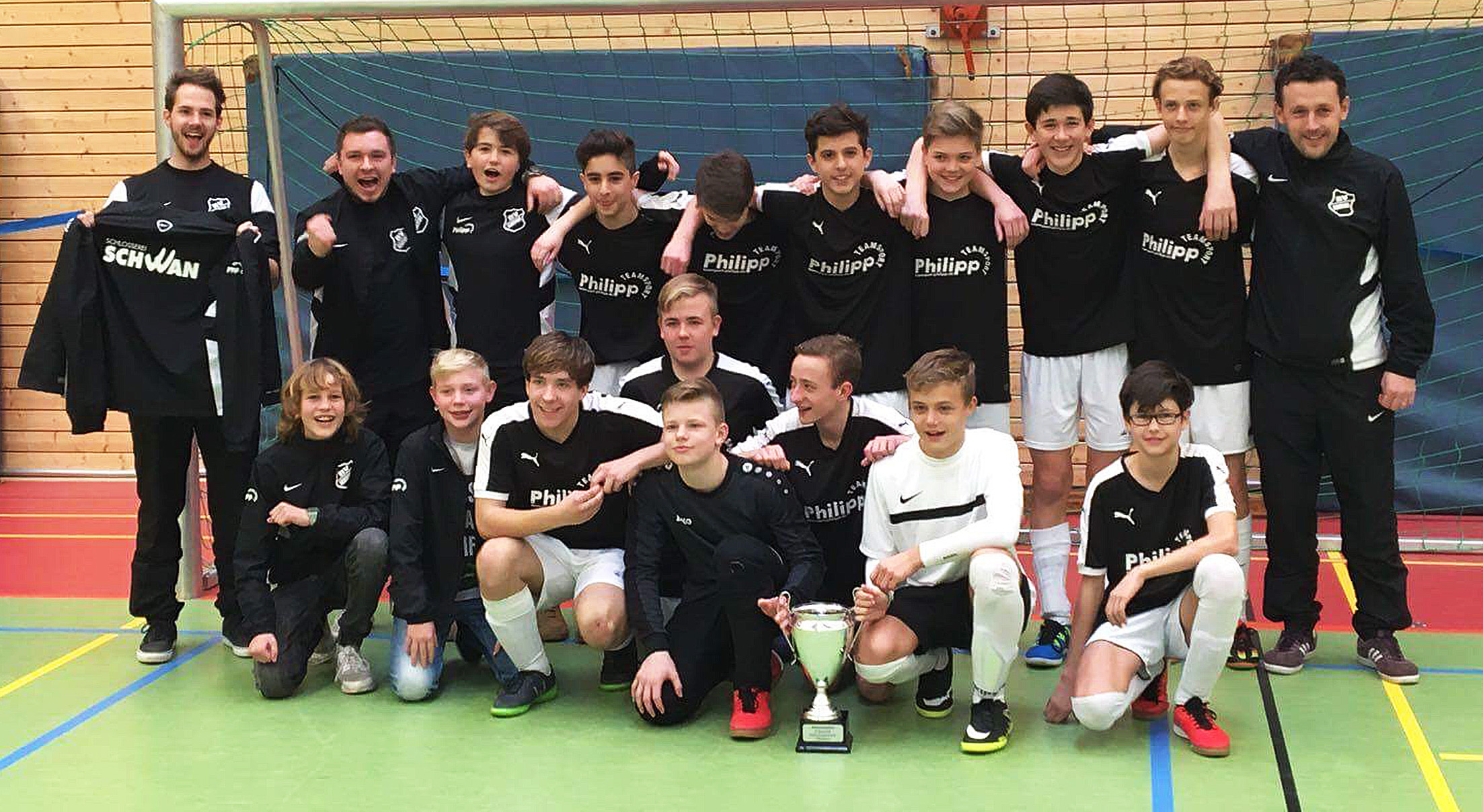 Mit der beeindruckenden Bilanz von 12:0 Punkten und 24:1 Toren sicherte sich auch die C-1-Junioren-Mannschaft des BV Rentfort den Hallenfußball-Stadtmeistertitel 2017. Foto: BVR