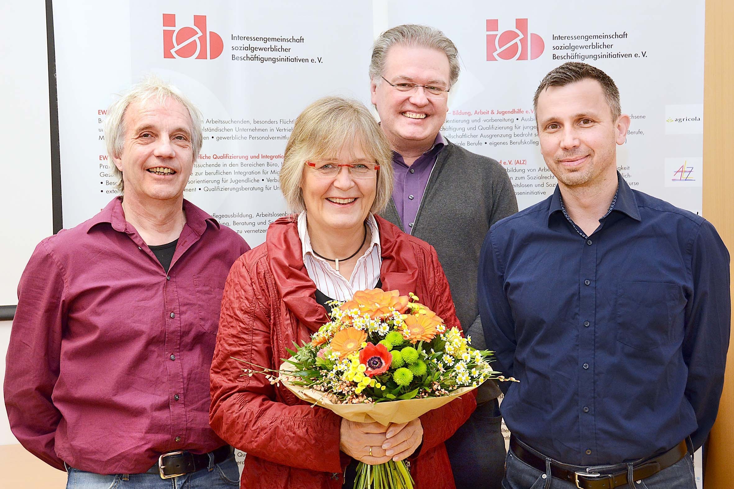 Nach über 20 Jahren Engagement wurde Anne Rabenschlag feierlich verabschiedet. Mit dabei waren auch (v.l.) die ISB-Vorstände Andreas Koch (Geschäftsführung GrünBau gGmbH), Detlev Becker (Geschäftsführung EWEDO GmbH) und Rabenschlags Nachfolger Mark Kohlberger (Fachbereichsleitung Christliches Jugenddorfwerk e.V.).