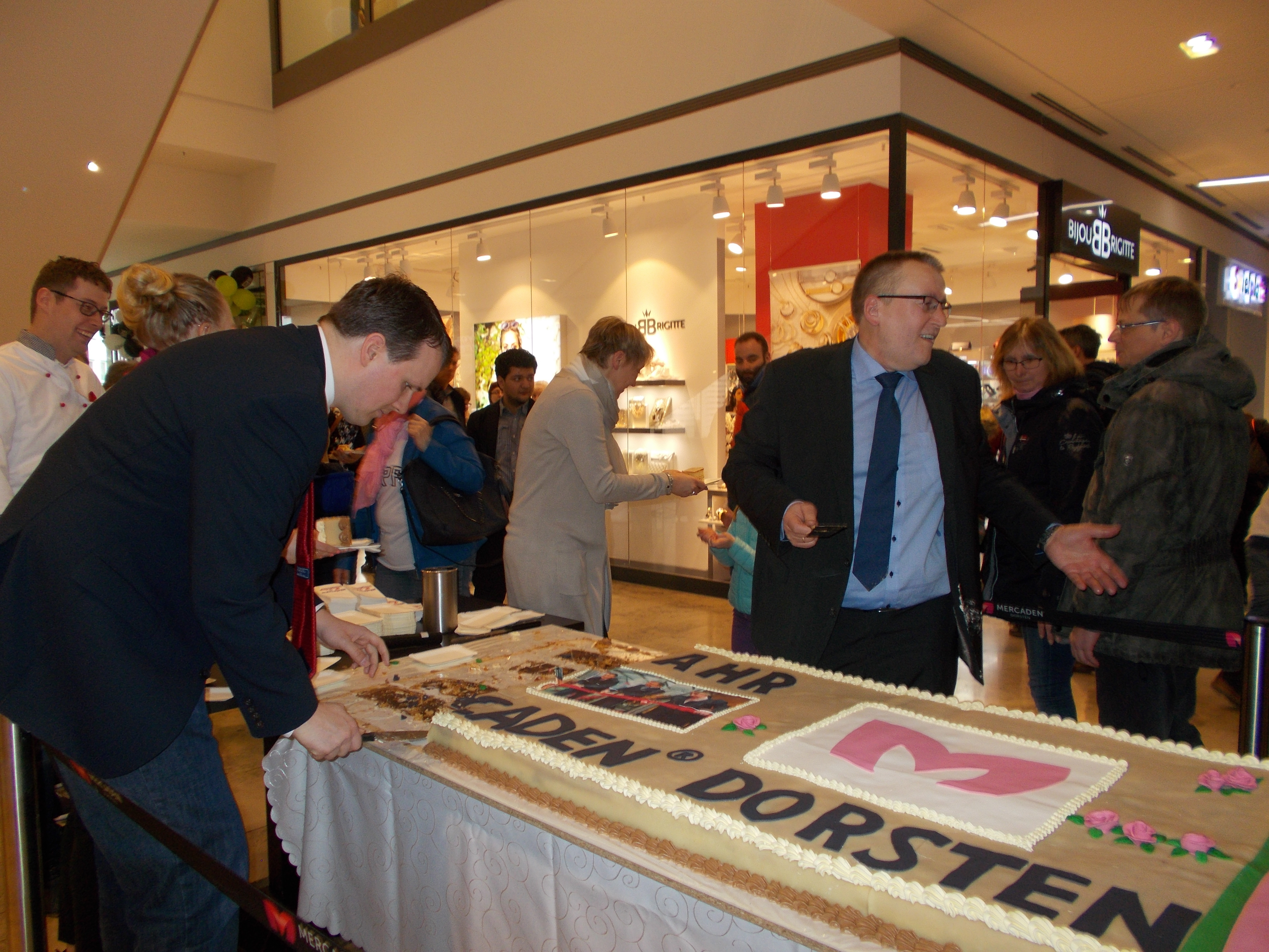 Mercaden Dorsten feiern Ihren ersten Geburtstag - Bürgermeister versüßt Besuchern den Morgen.
