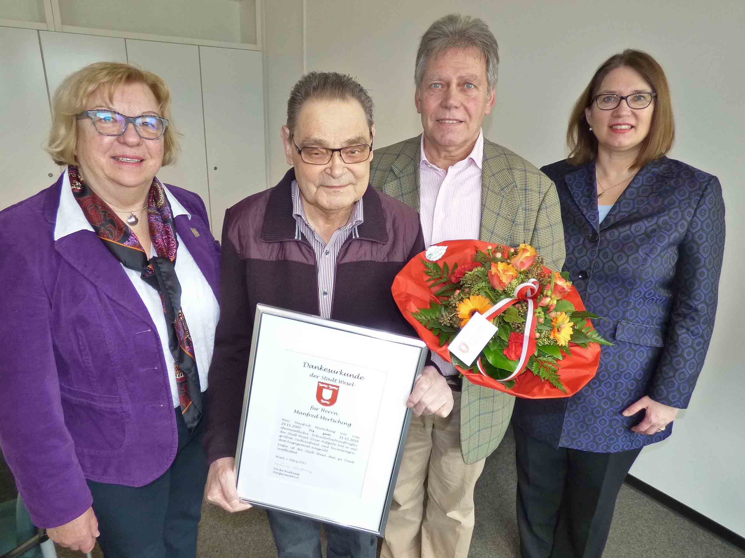 vlnr: Marlies Hillefeld, vorsitzende des Sozialausschusses, Manfred Mertsching, scheidender Behindertenbeauftragter, Peter Schenk, neuer Behindertenbeauftragter, Ulrike Westkamp, Bürgermeisterin
