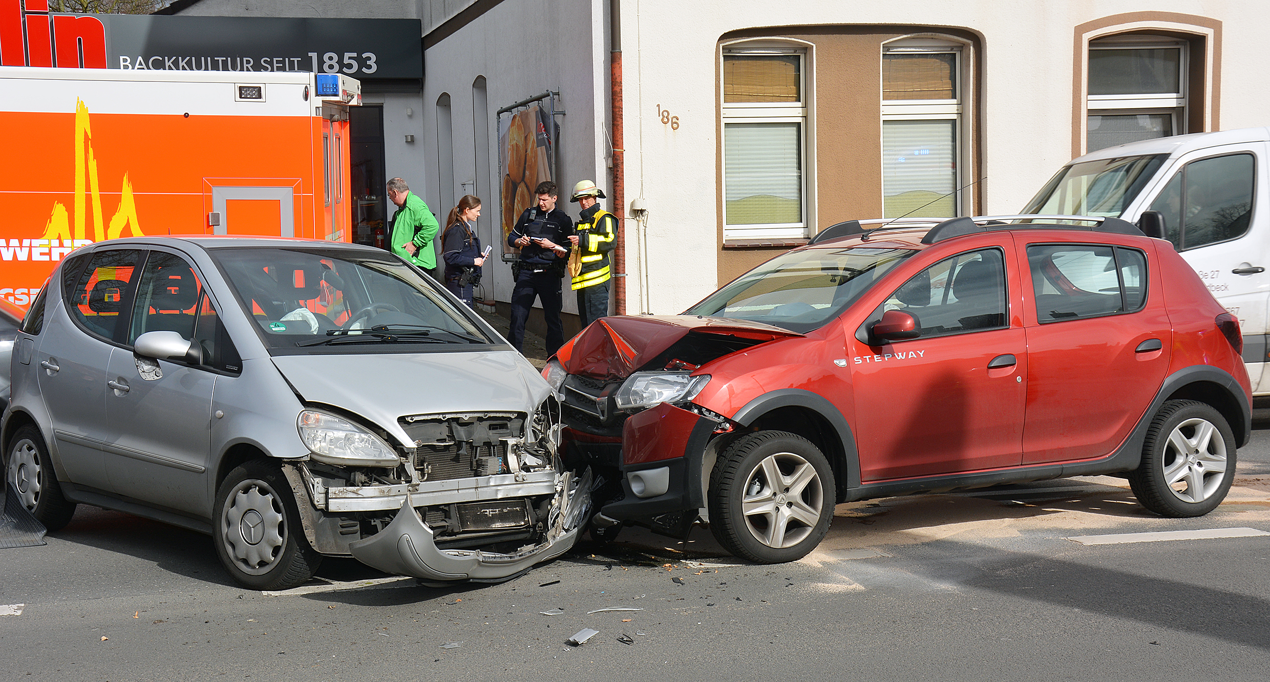 Zwei Fahrzeuge waren in den schweren Verkehrsunfall verwickelt, der sich am Samstag, 4. März, gegen 12.20 Uhr auf der Sandstraße in Rentfort ereignete.