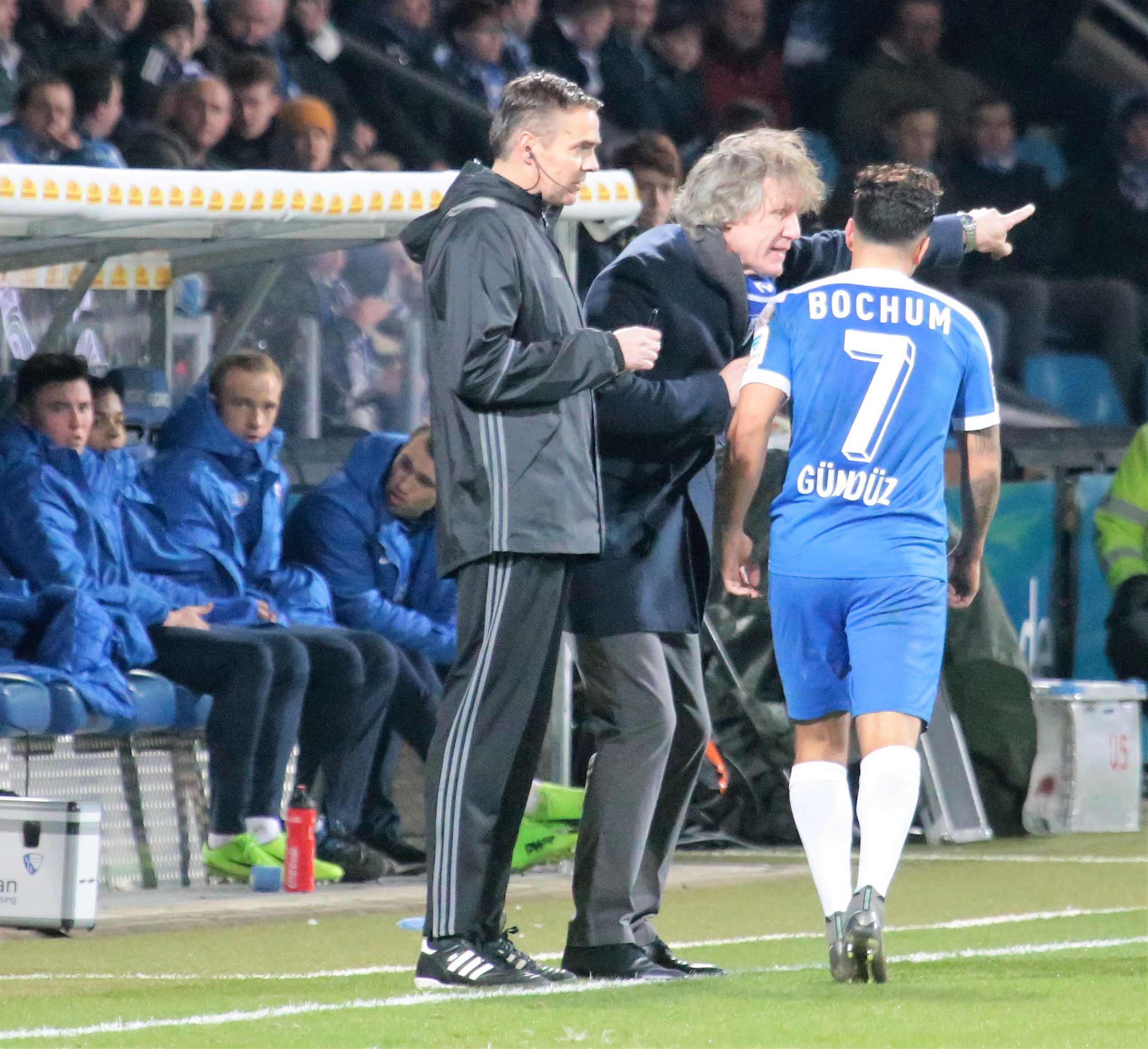Schon während der Partie hatte Gertjan Verbeek in Sachen Gündüz Gesprächsbedarf. Nach dem Abpfiff wurde es dann heftig. Foto: Molatta