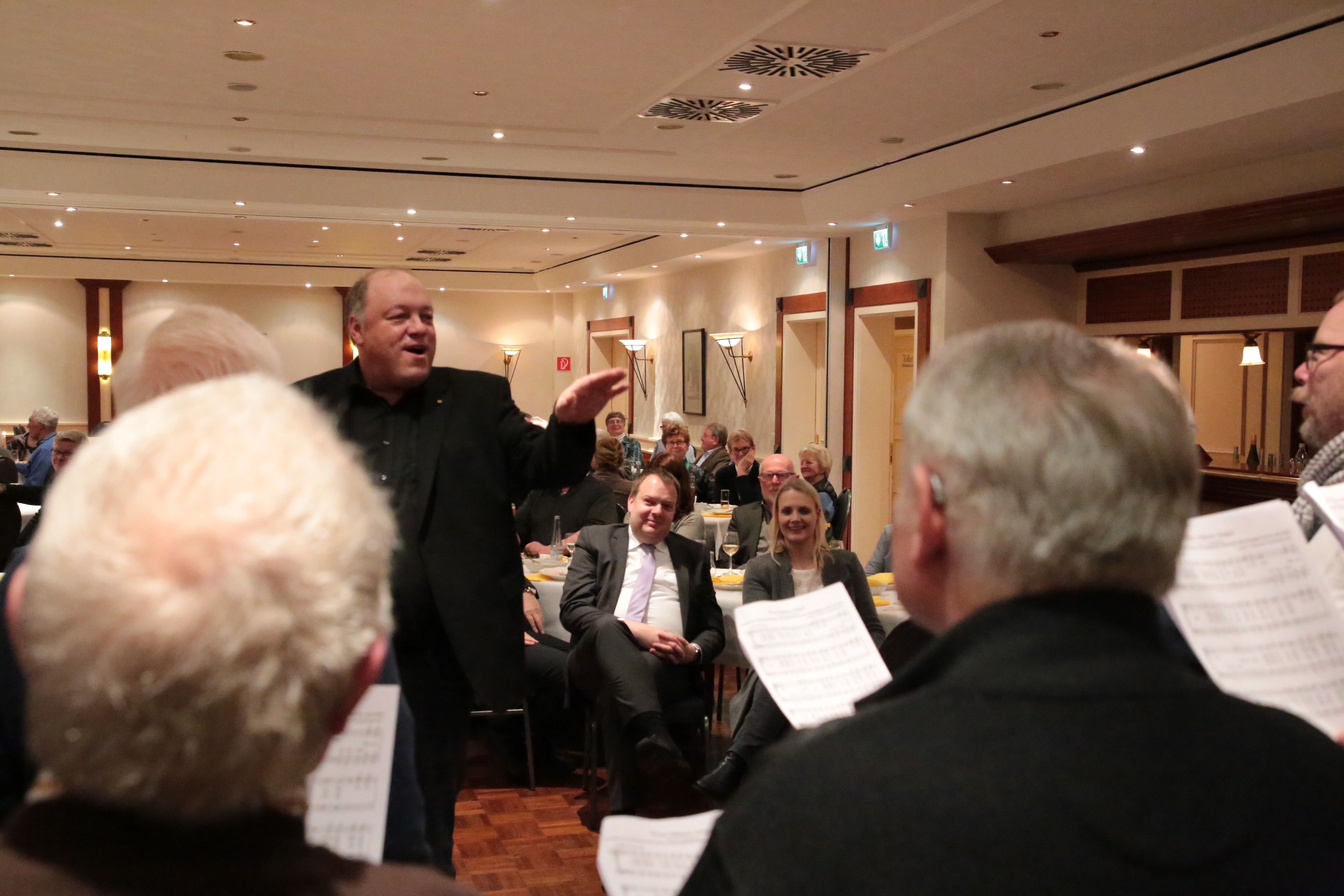Die Zuhörer werden zu Akteuren und singen beim Niederrhein-Lied kräftig mit.