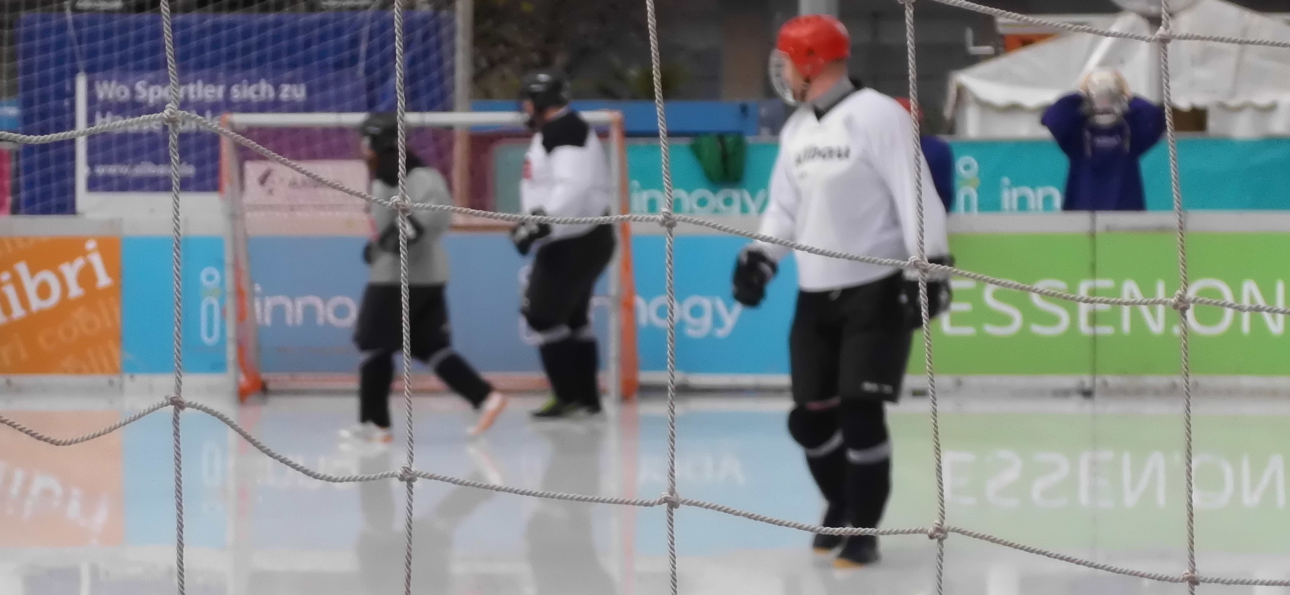 Fussball on Ice mit Turnschuhen