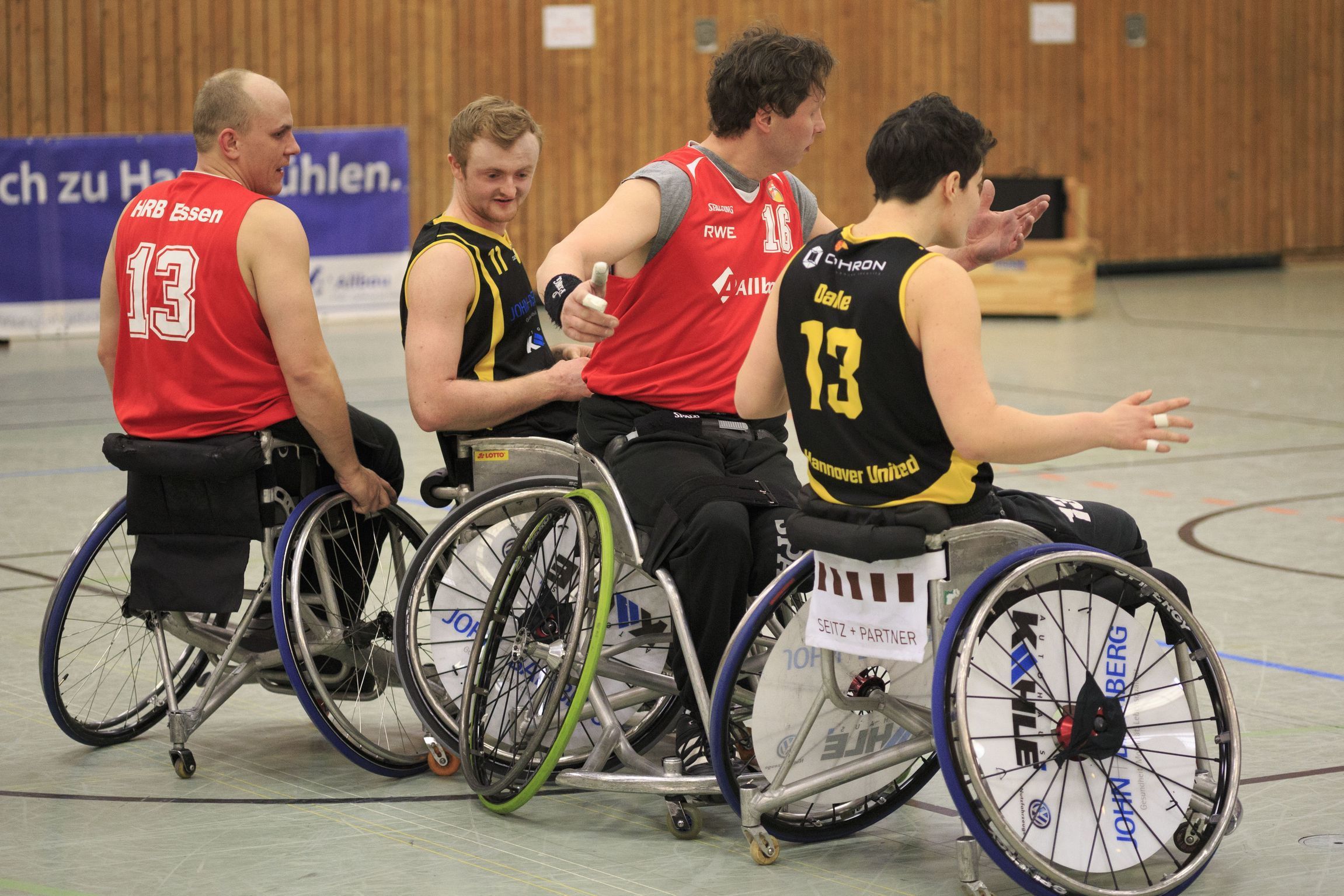 Foto (M. Baier): Spielertrainer Markus Pungercar (13) und Center Manuel Onken (16) hier im Zweikampf gegen die Hannoveraner Sadler und Dahle, erzielten zusammen 42 Punkte; konnten aber die knappe Niederlage nicht verhindern.