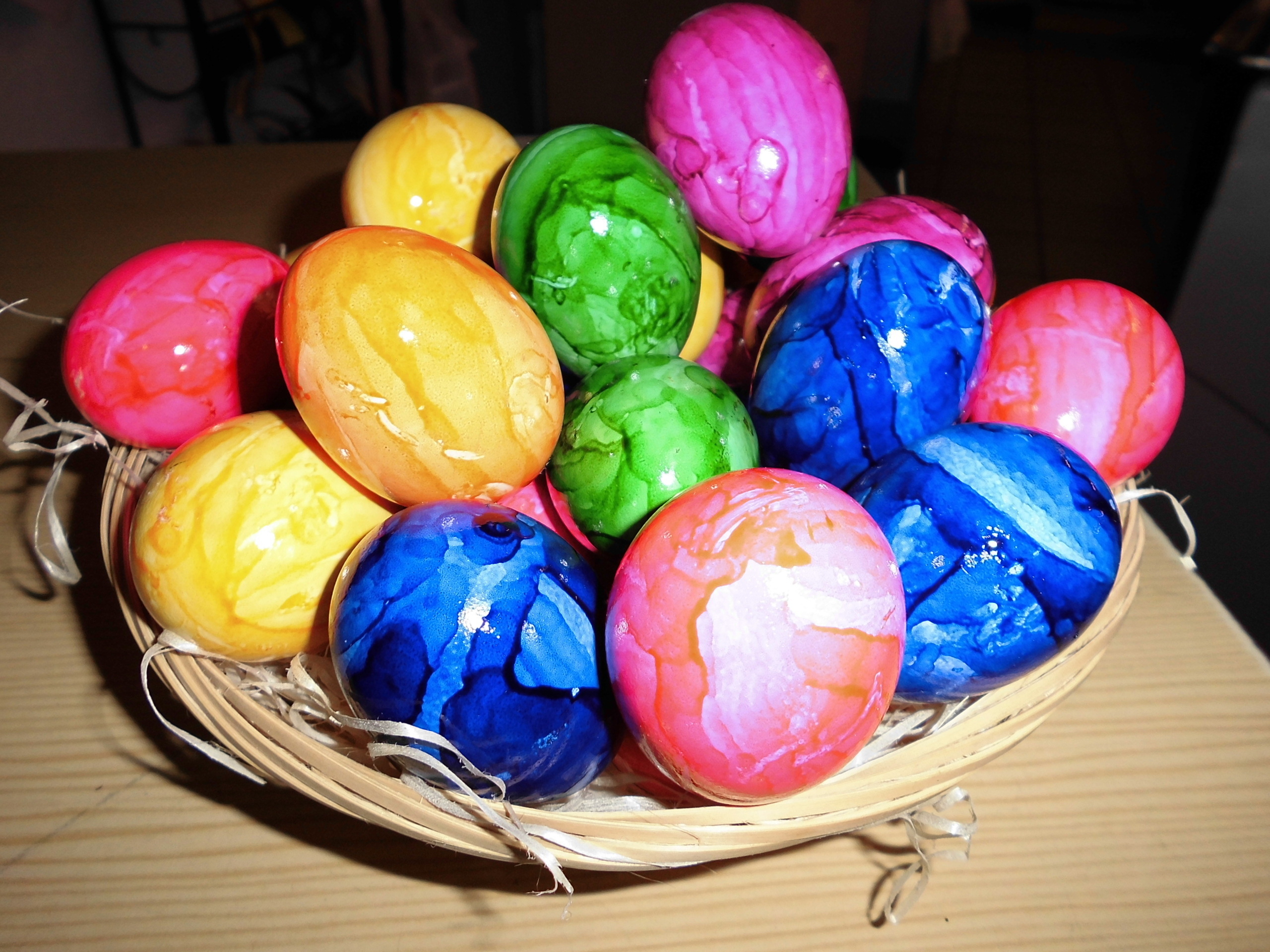 Bunte Eier als Dekoration.