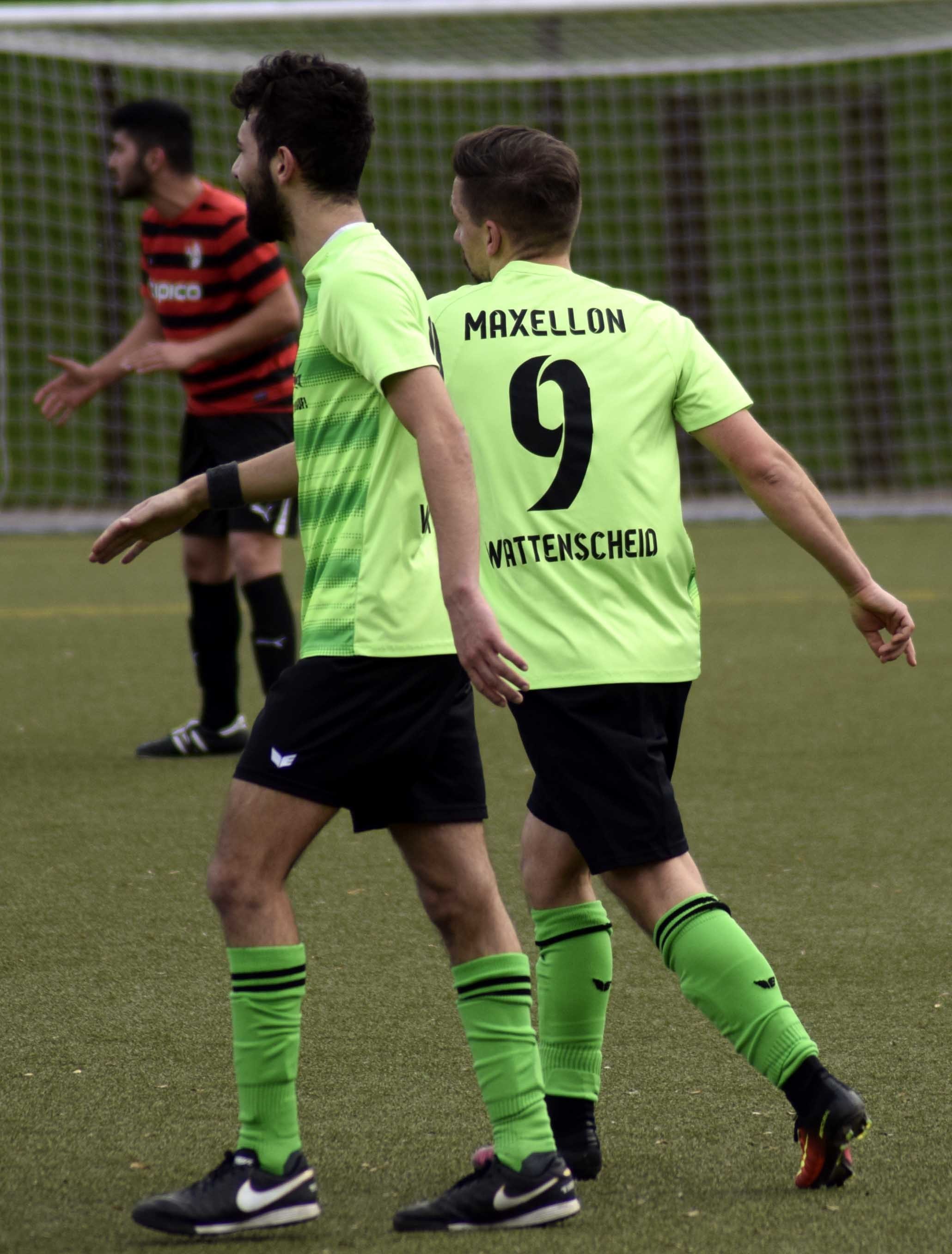 Markus Maxellon erzielte seine Saisontreffer 19 und 20. Unser Bild zeigt ihn mit Sturmkollege Ridvan Sari. FOTO: Peter Mohr
