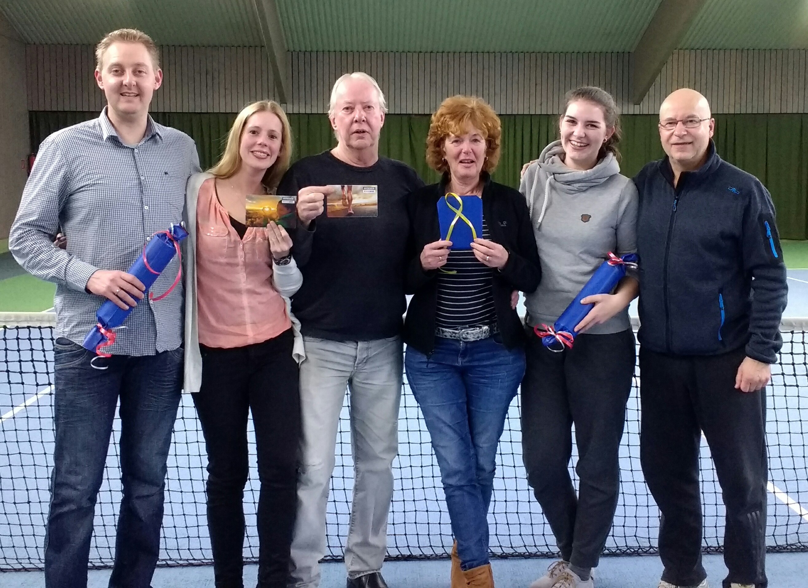 Die glücklichen Sieger mit Preisen v.l. Stefan Ruppert, Daniela Dombach,Volker Rottmann, Christa Textores, Jacqueline Schütz, Dieter Krause