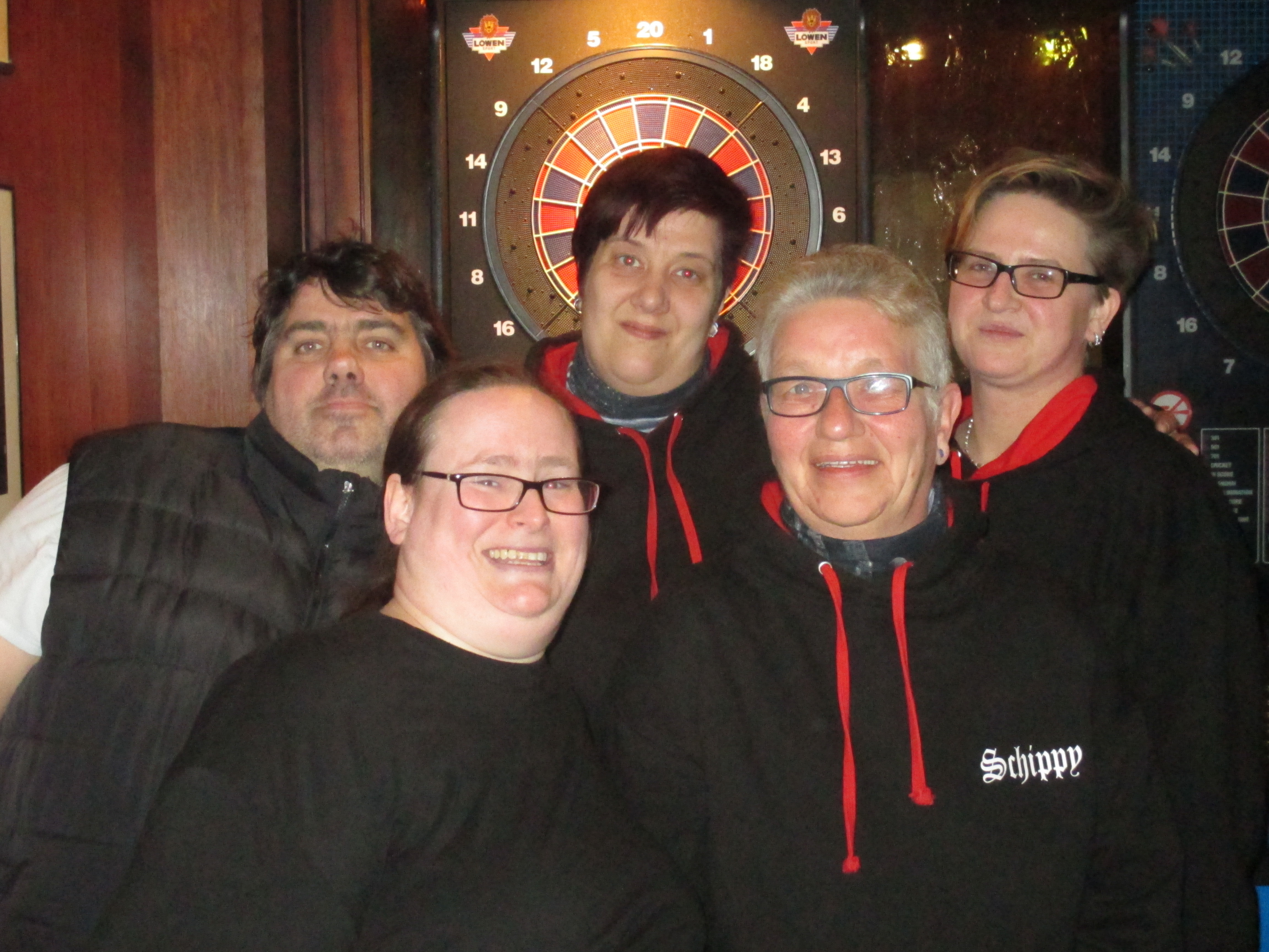 Lintforter Treff"er", die Zweite! Wilfried Wenz, Melanie Schibgilla, Teamkapitän Sandra Konrads, vorne Miriam Oelschläger und Elfriede Schibgilla