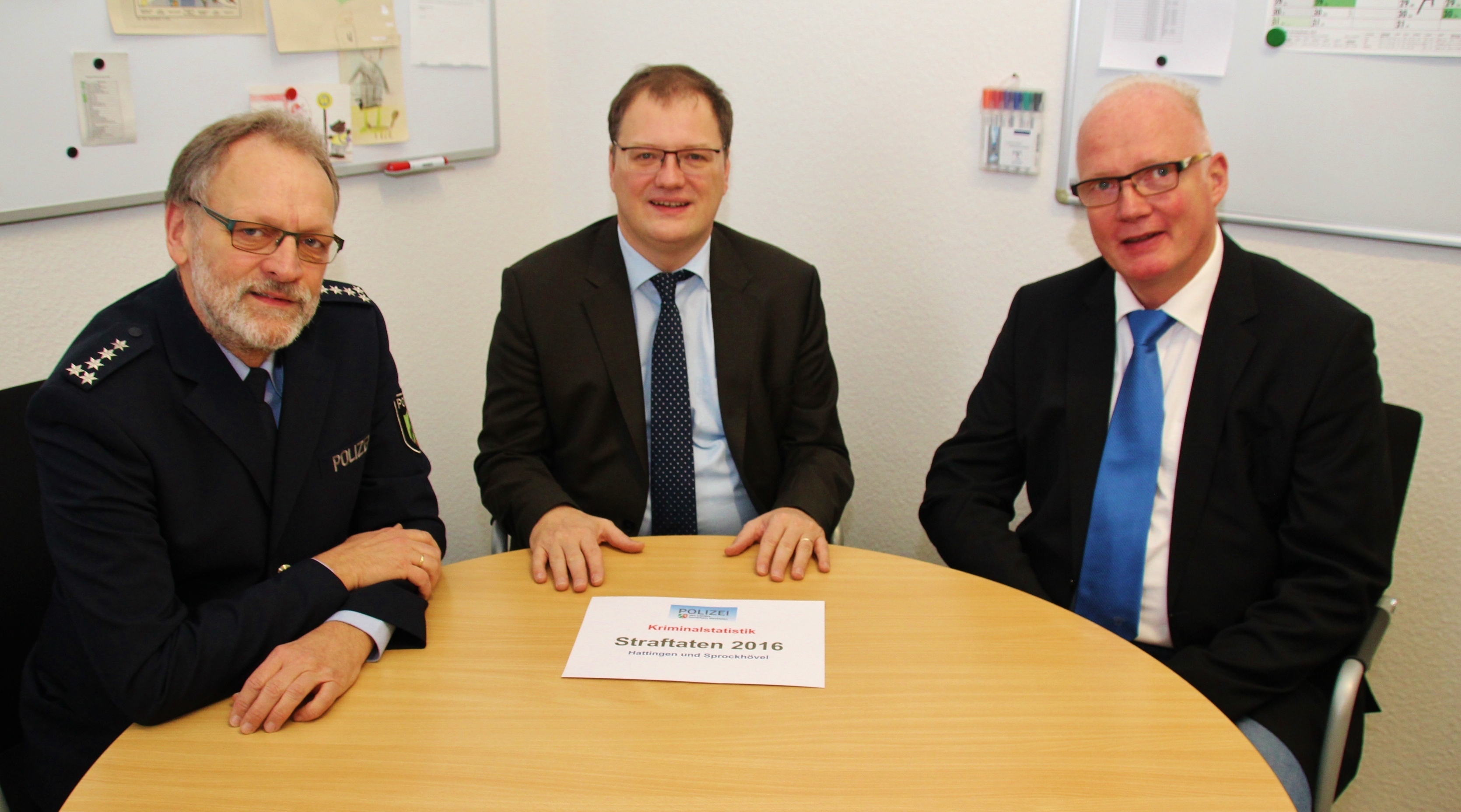 Besprechung mit der Polizeiführung in Hattingen : Landrat Olaf Schade im Gespräch mit dem Leiter der Hauptwache Markus Faßbender und dem Leiter des Kommissariates, Volker Schmidt