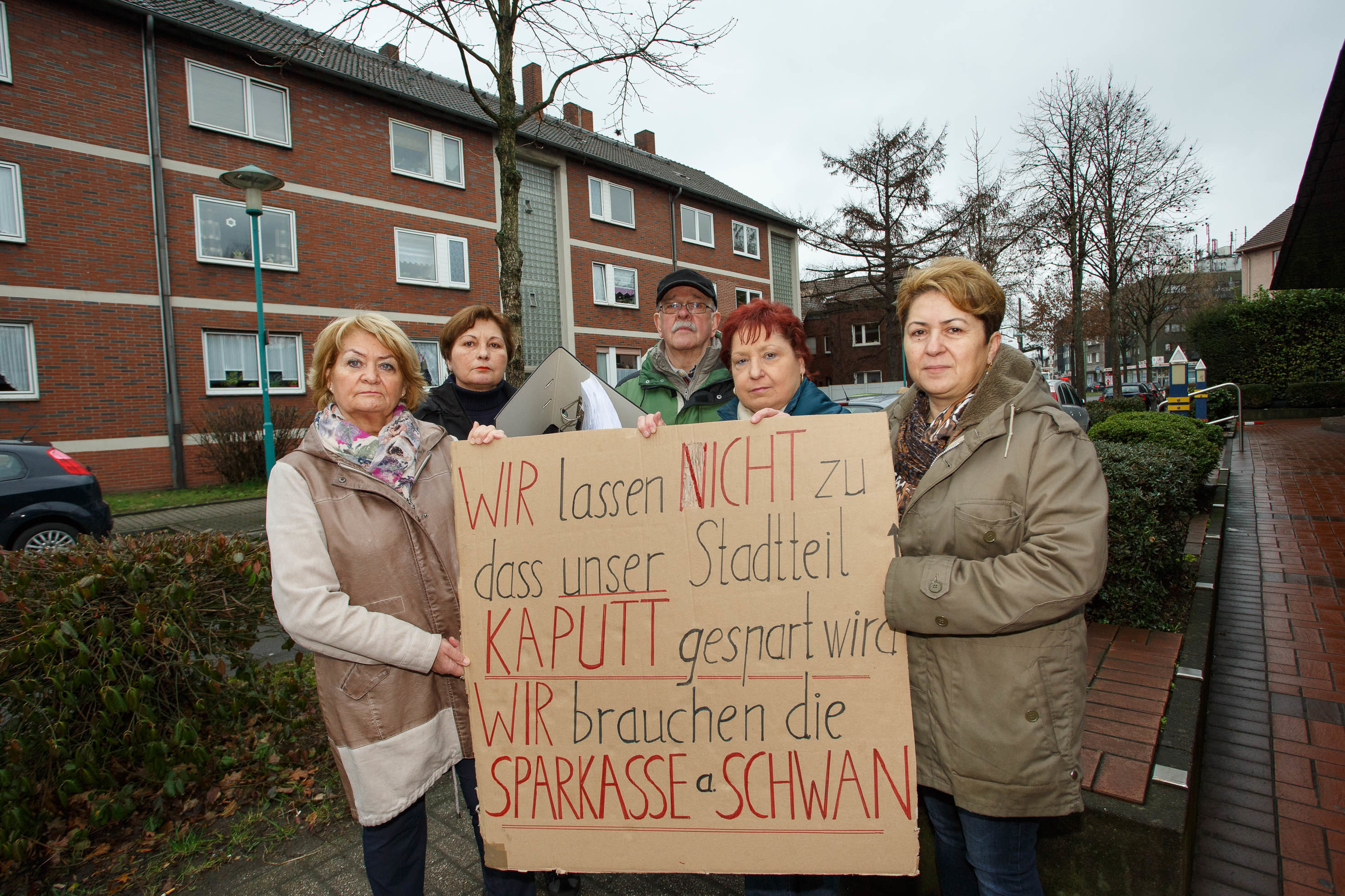 Die Sparkasse am Schwan soll geschlossen werden, Bürger protestieren: (v.l.n.r.) Elke Gajek, Dr. Adriana Schenkel, Jörg Jochmann, Beatrix Ebertzeder und Nermin Gür.