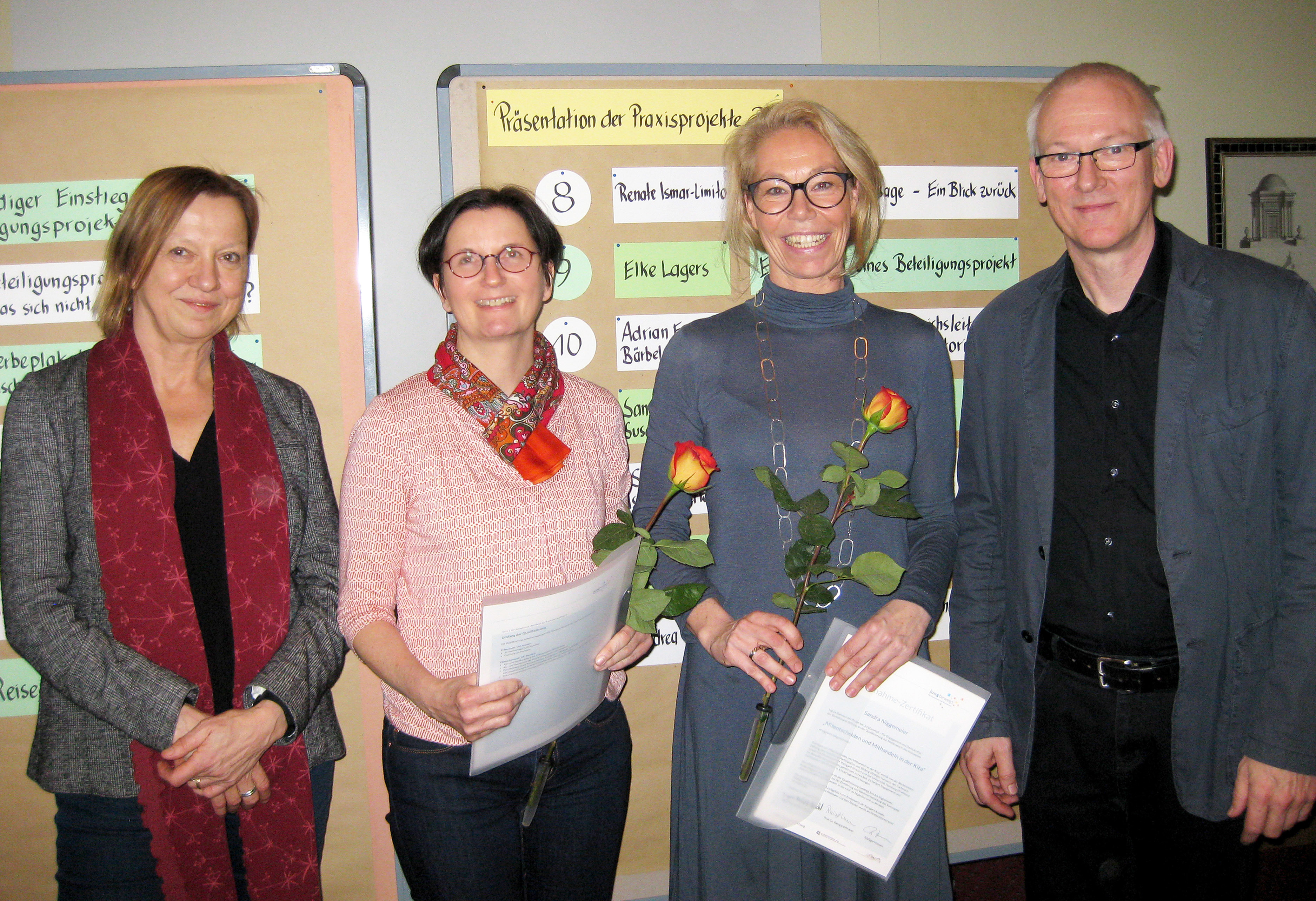 Mit einem Zertifikat schlossen Susanne Landsberg (2.v.l.) und Sandra Niggemeier (3.v.l.) die Ausbildung zur Multiplikatorin ab. Die intensive Schulung wurde von Rüdiger Hansen (r.) und Prof. Dr. Raingard Knauer (l.) durchgeführt. Foto: privat