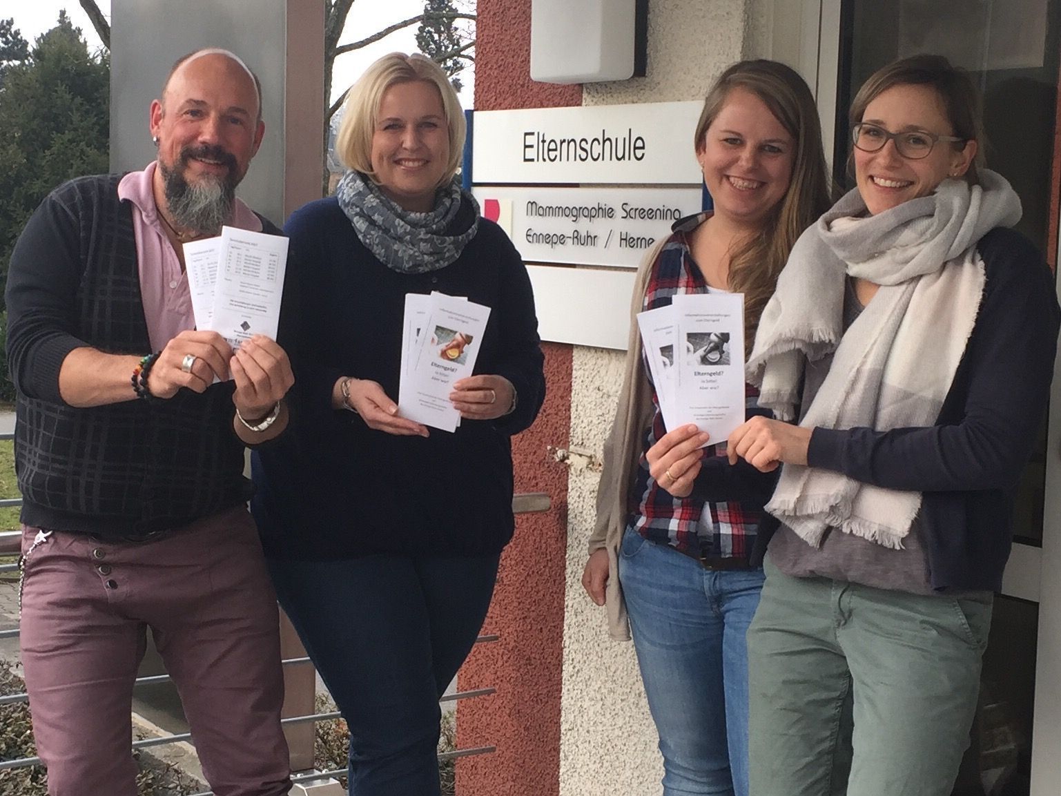 Frank Hebenstreit und Vanessa Kopp (pro familia) sowie Miriam Hagemeier und Melanie Aziz (Elternschule Marien-Hospital-Witten) präsentieren den Flyer, der über die Termine 2017 informiert.
