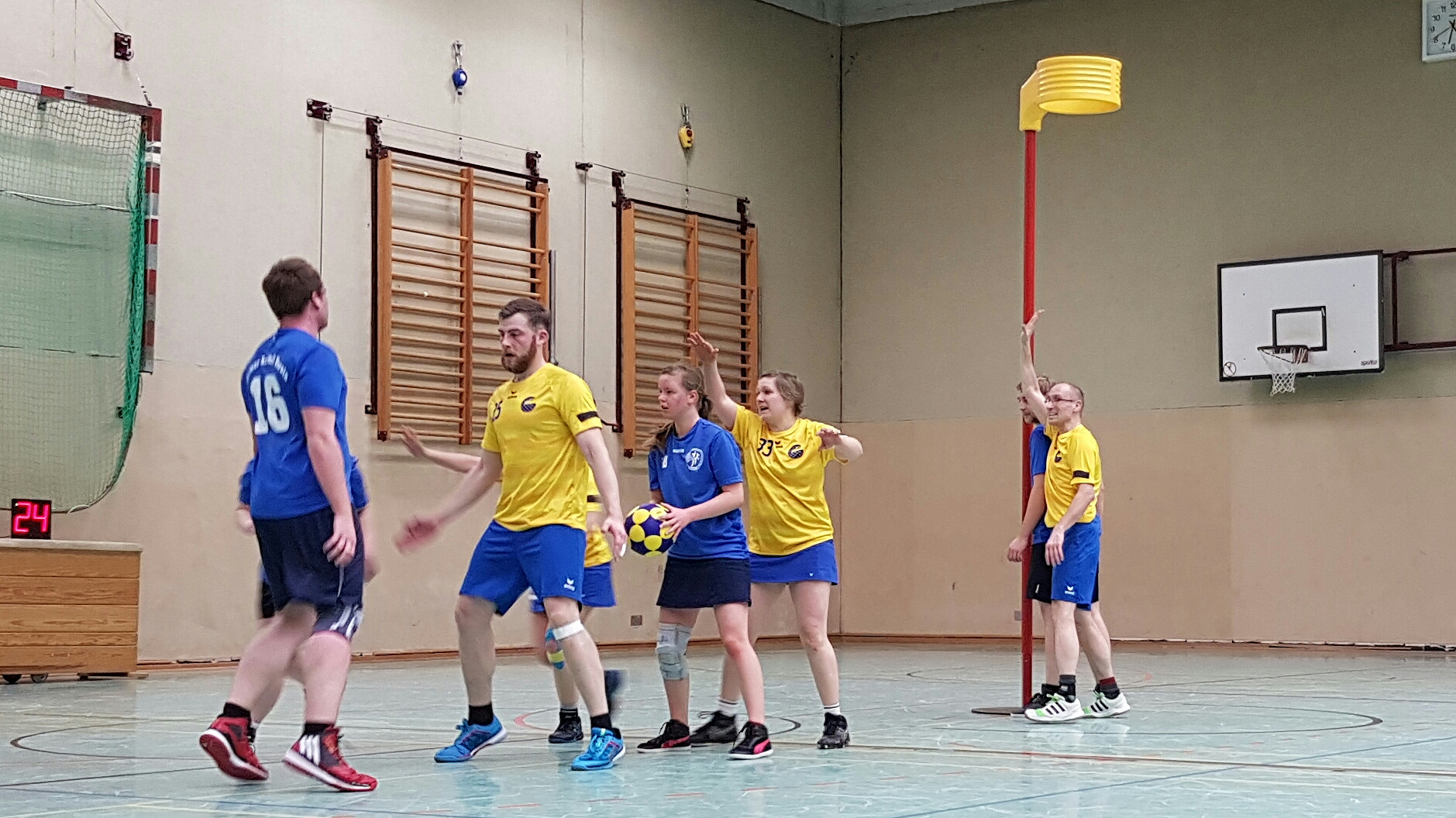 Jana Theil (m.) durfte von Beginn an für den SKV aufs Feld