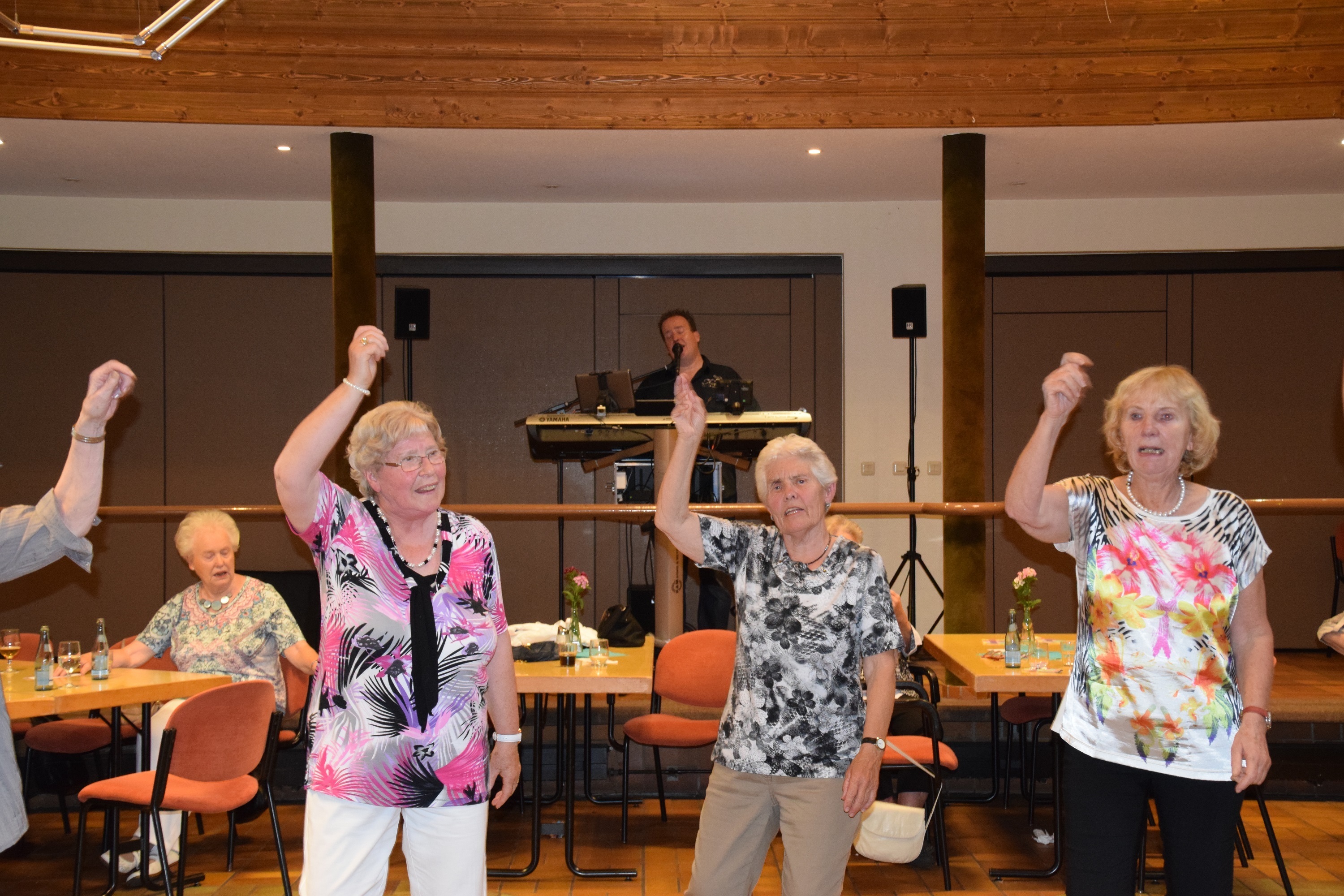 Einen Nachmitttag Musik hören, Leute treffen, plauschen und natürlich tanzen und ganz viel Spaß haben, einfach den Tag genießen und Abwechslung in den Alltag bringen.