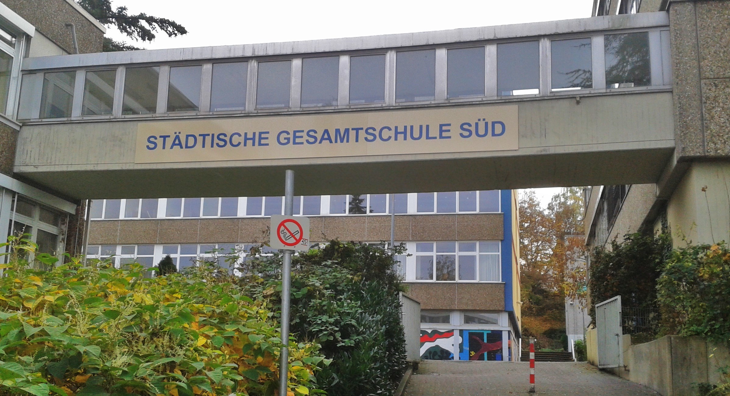 Hier wird ein Neustart dringend gebraucht - wenn im Frühjahr endlich der Rat den Neugründungs-Beschluß gefasst hat - sollten wir uns trotzdem noch mit einem weiteren Gesamtschulstandorten beschäftigen. Viele essener Gesamtschulen arbeiten am äußersten Rand ihrer Kapazitäten.