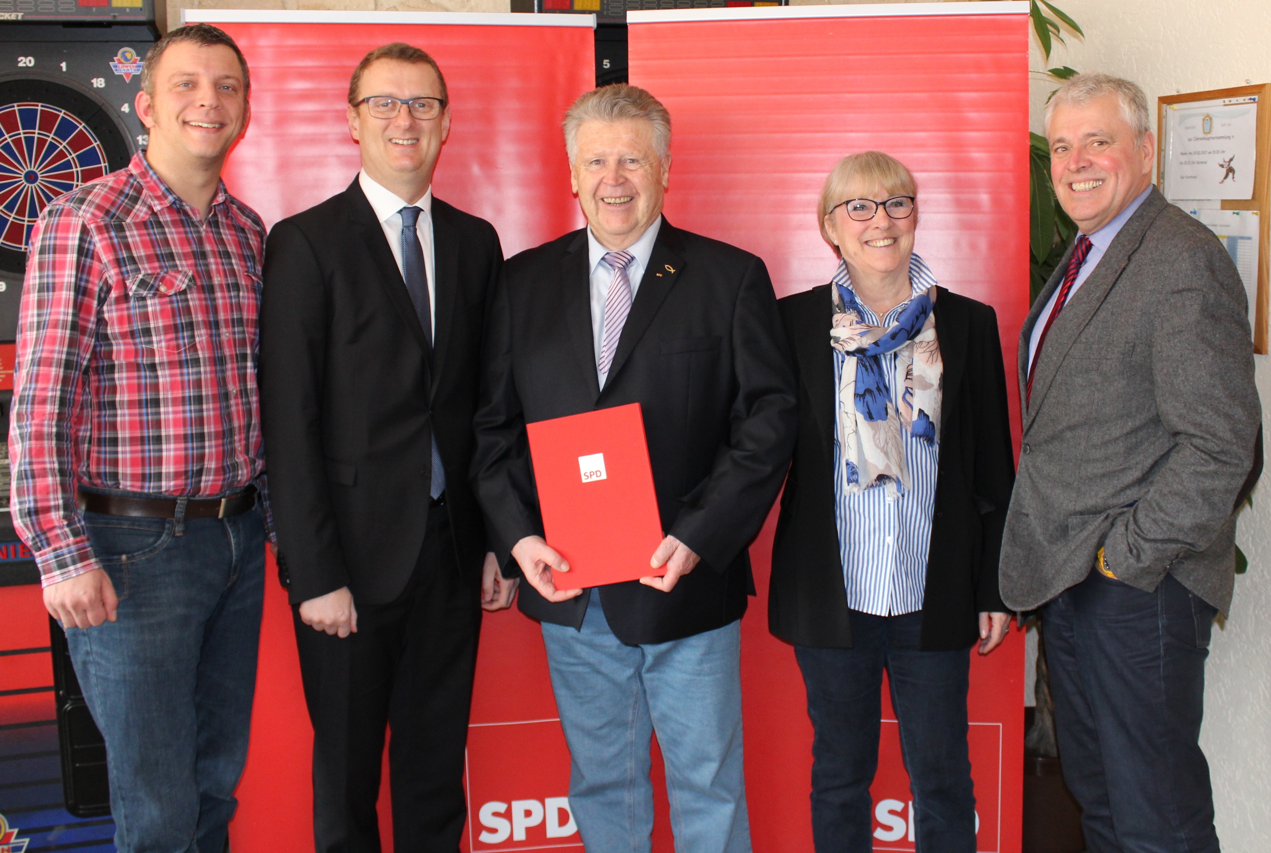 (v.l.) Maik Luhmann, Oliver Kaczmarek, Wilfried Nieschk mit Ehefrau Sigrid und Fraktionsvorsitzender Volker König