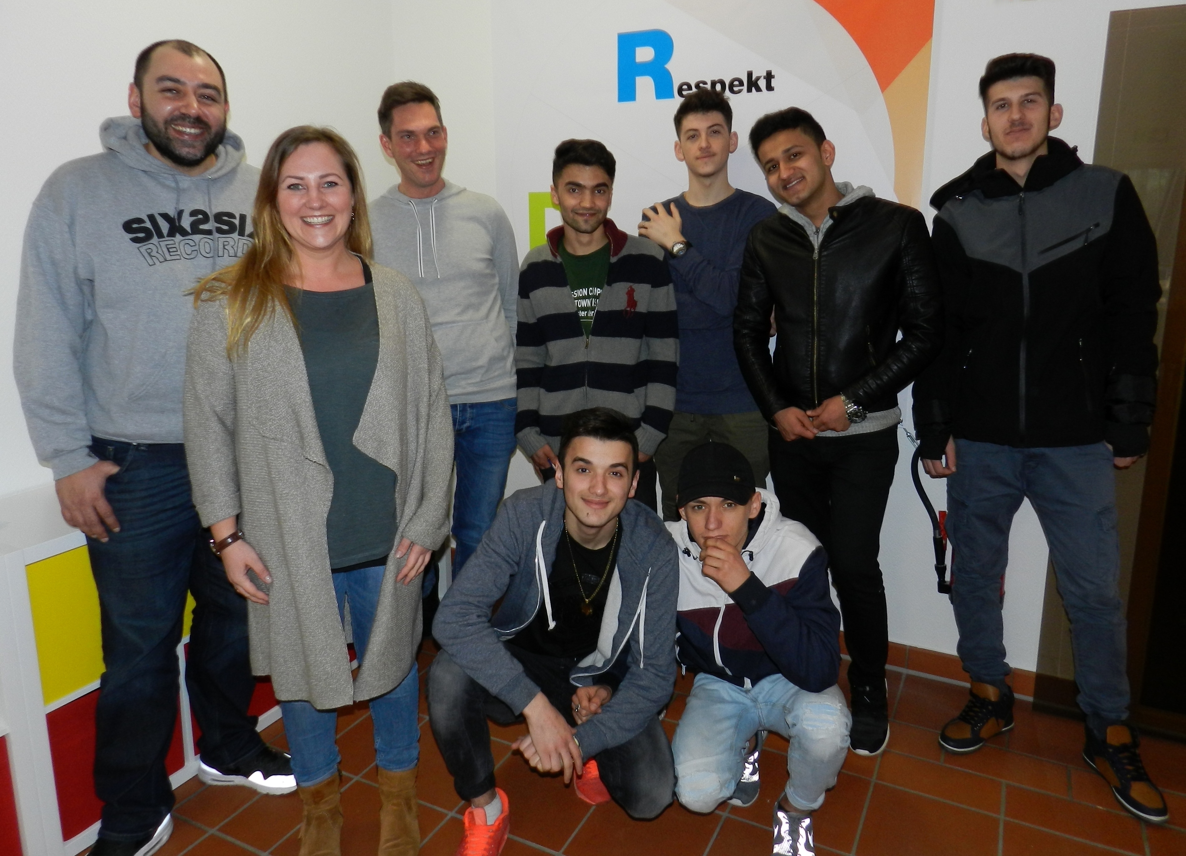 Ein gutes Team: die Betreuer der Jugendhilfestation Mete Topcu, Tina Kapica und André Brandhorst mit den jungen afghanischen und albanischen Flüchtlingen Farhad, Margent, Besart, Amir, Denis und Bujar.