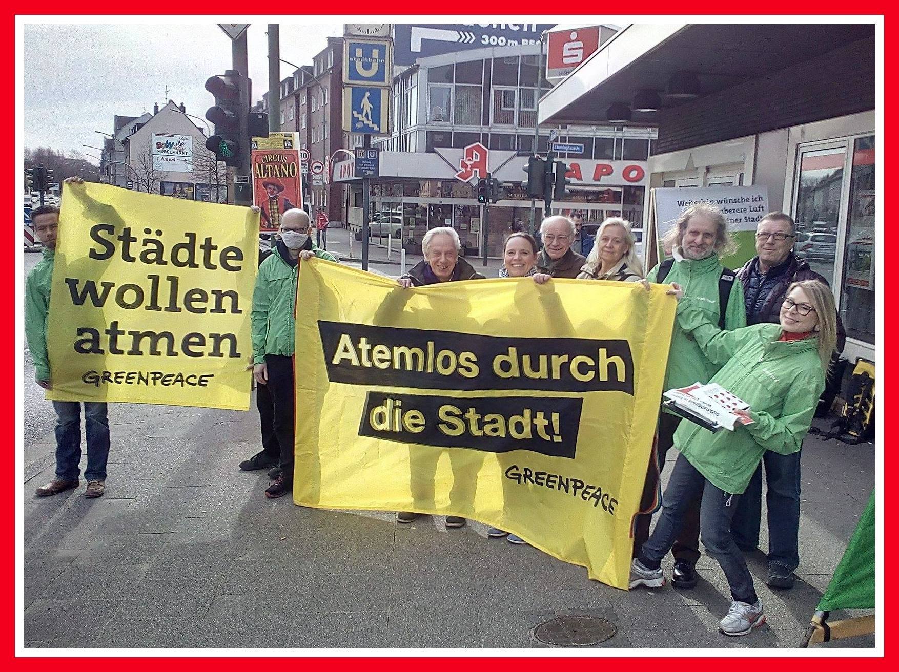 Greenpeace-Engagierte und Bürger aus Altenessen, Vogelheim und Rüttenscheid beim Schulterschluss gegen todbringende Gifte. Auch SPD-Ratsfrau Ilona Kirchner unterstützte die Aktion.