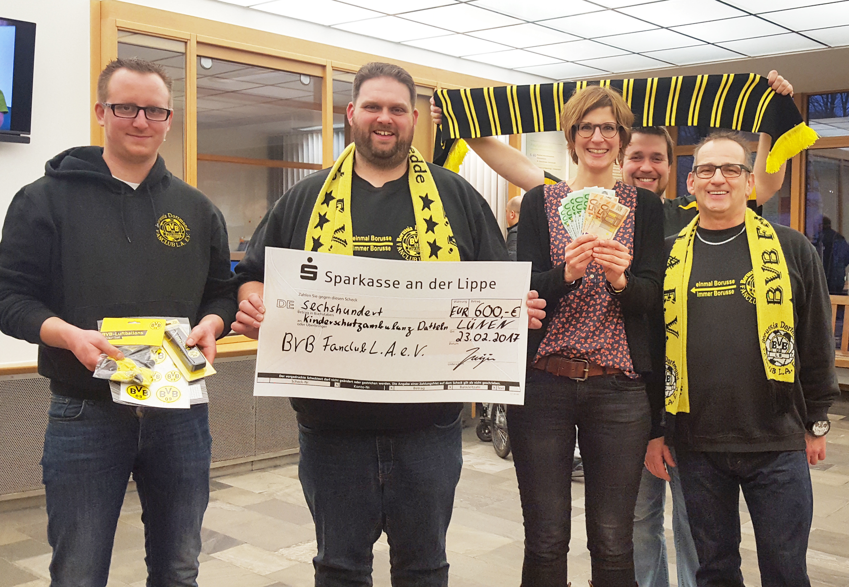 Die BVB-Fans überreichten einen Scheck in Höhe von 600 Euro.
